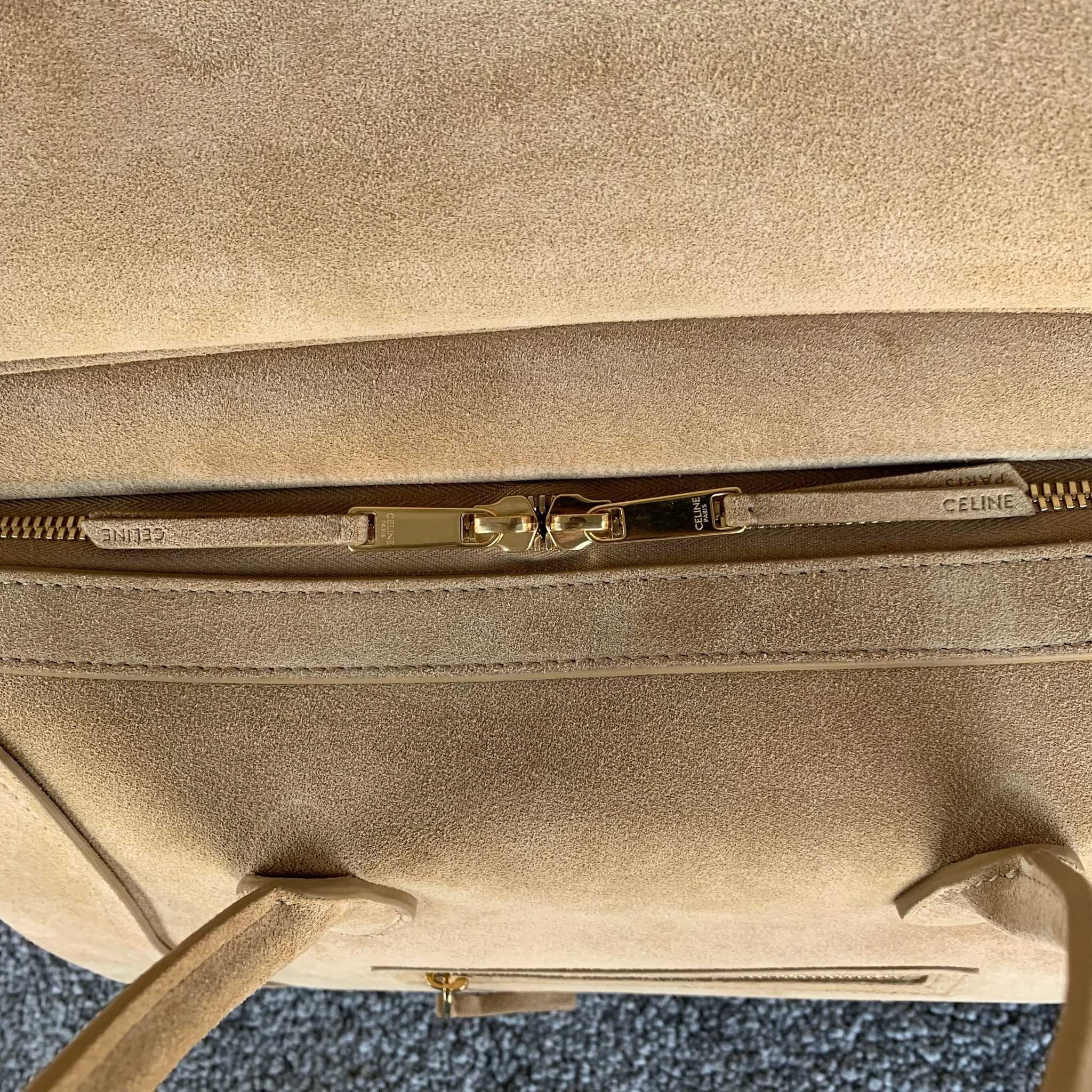 NEW LUGGAGE中号手袋杏色磨砂可容纳A4尺寸文件21.7X6.5X9.1英寸(55X16.5X2