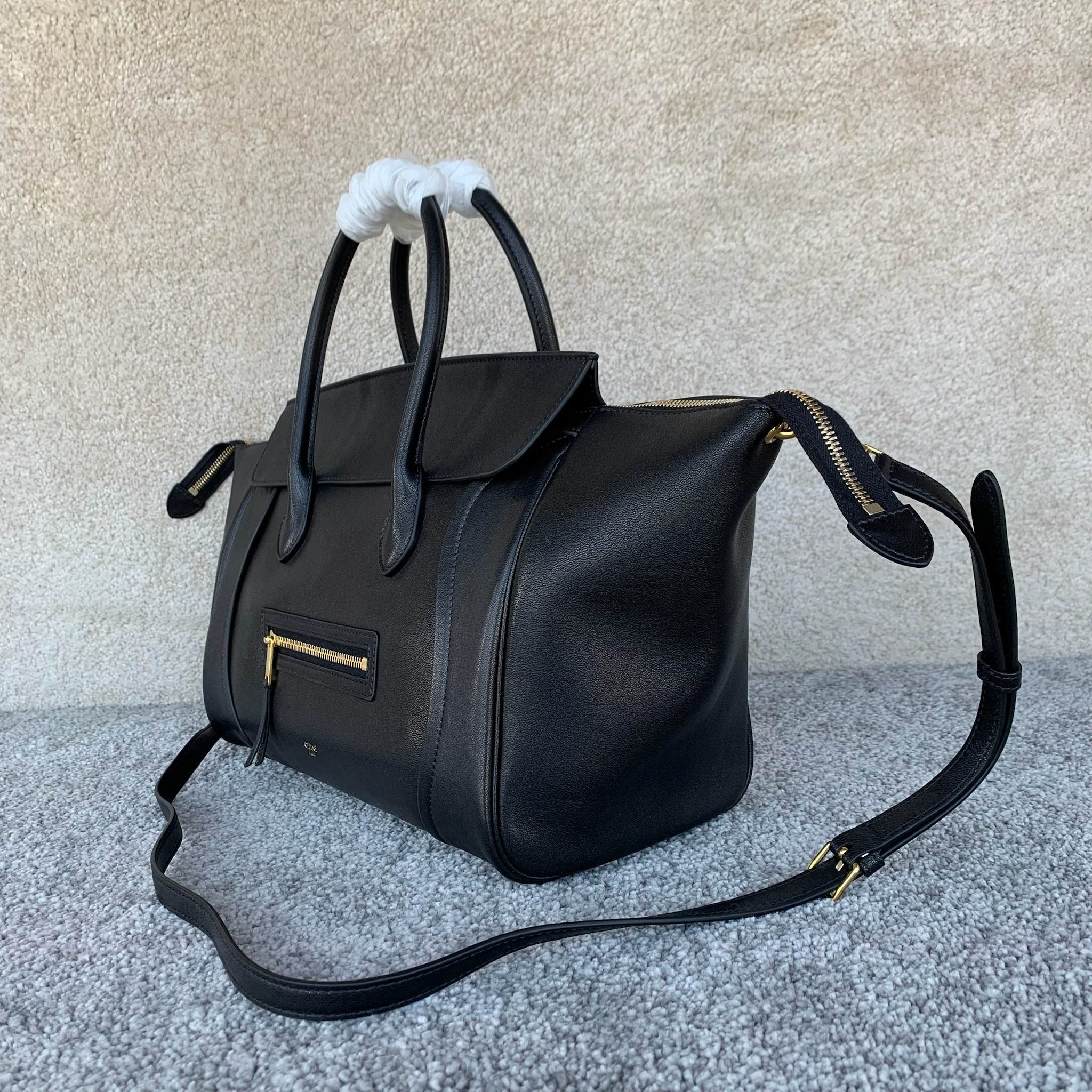 高品质原厂NEW LUGGAGE中号手袋可容纳A4尺寸文件21.7X6.5X9.1英寸(55X16.5X