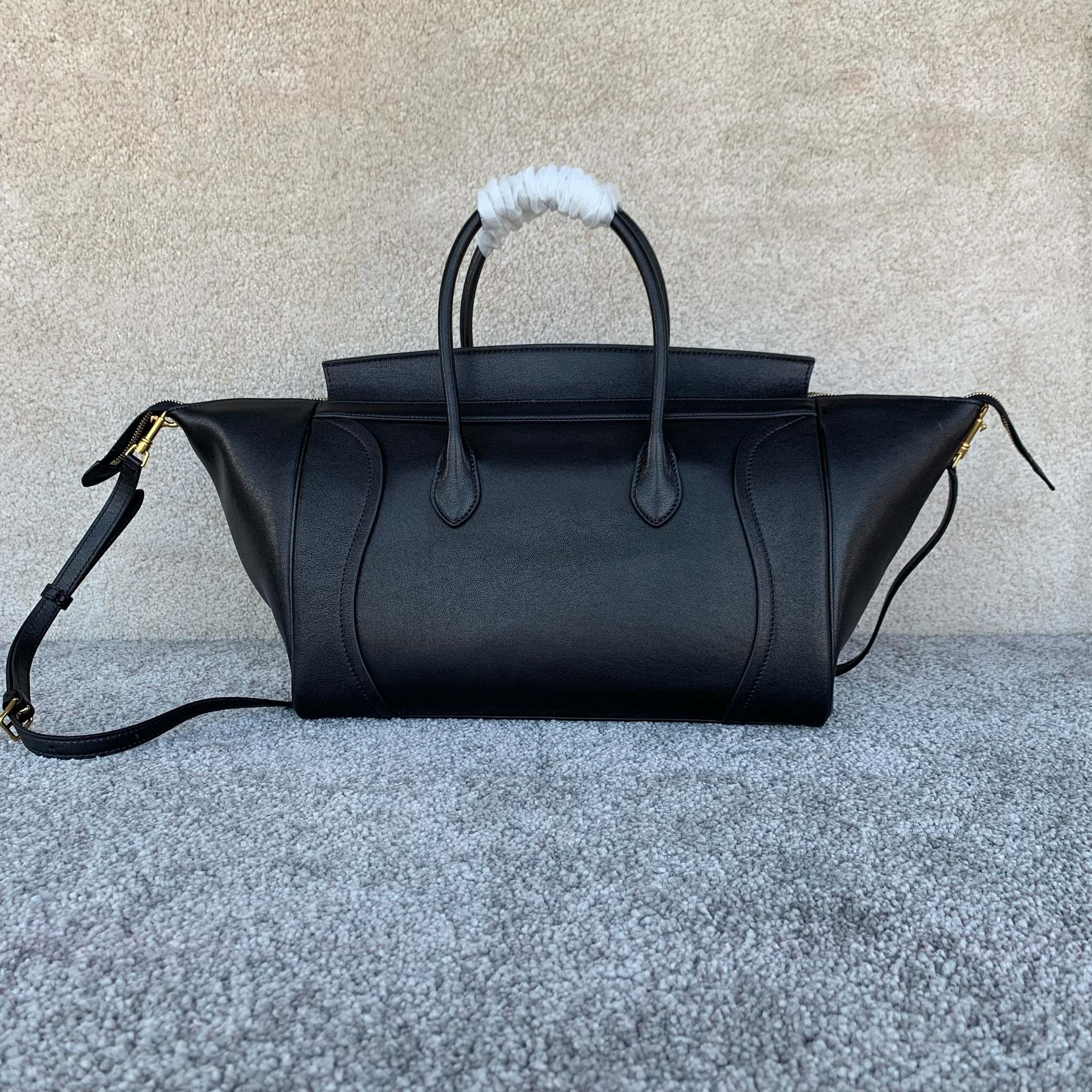 高品质原厂NEW LUGGAGE中号手袋可容纳A4尺寸文件21.7X6.5X9.1英寸(55X16.5X