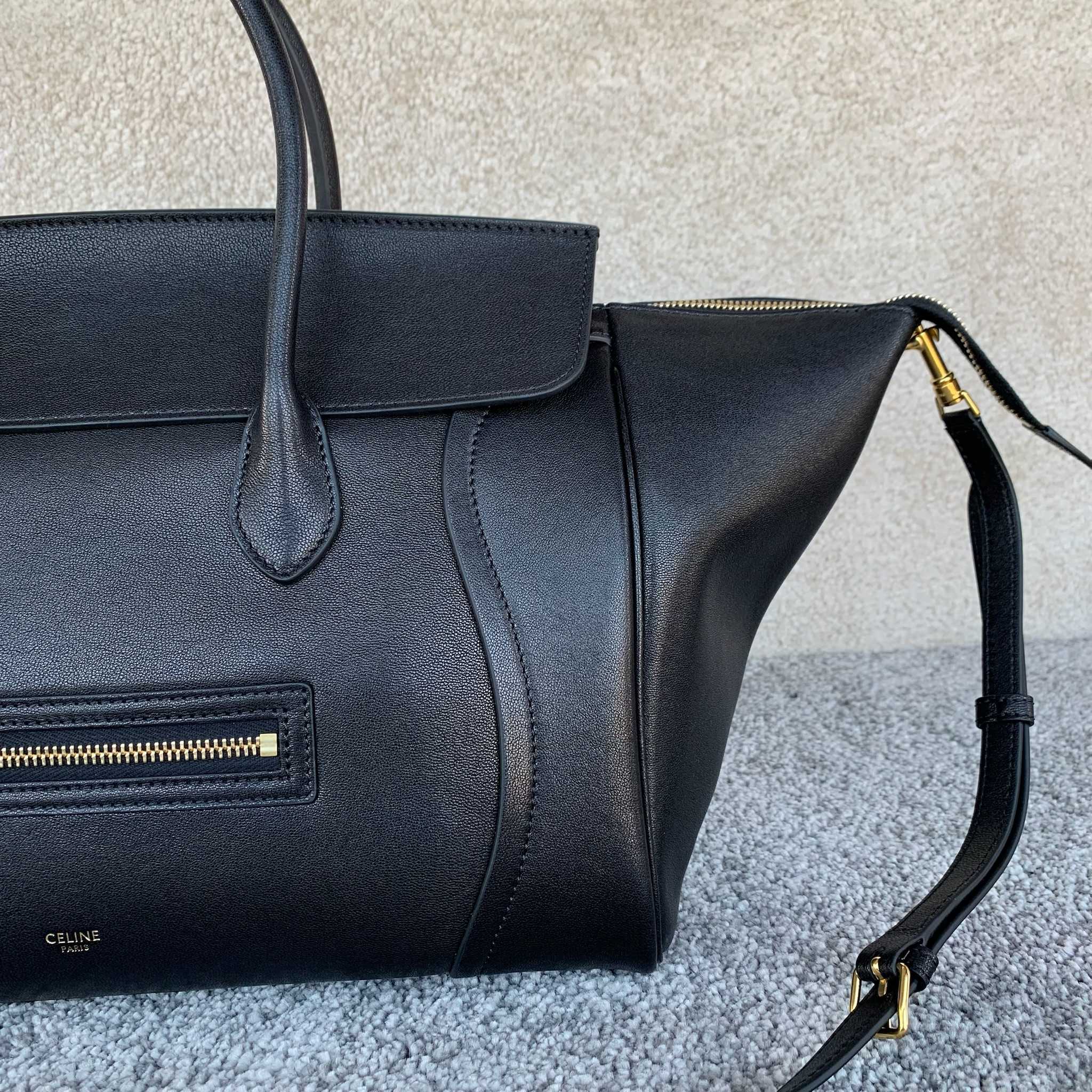 高品质原厂NEW LUGGAGE中号手袋可容纳A4尺寸文件21.7X6.5X9.1英寸(55X16.5X