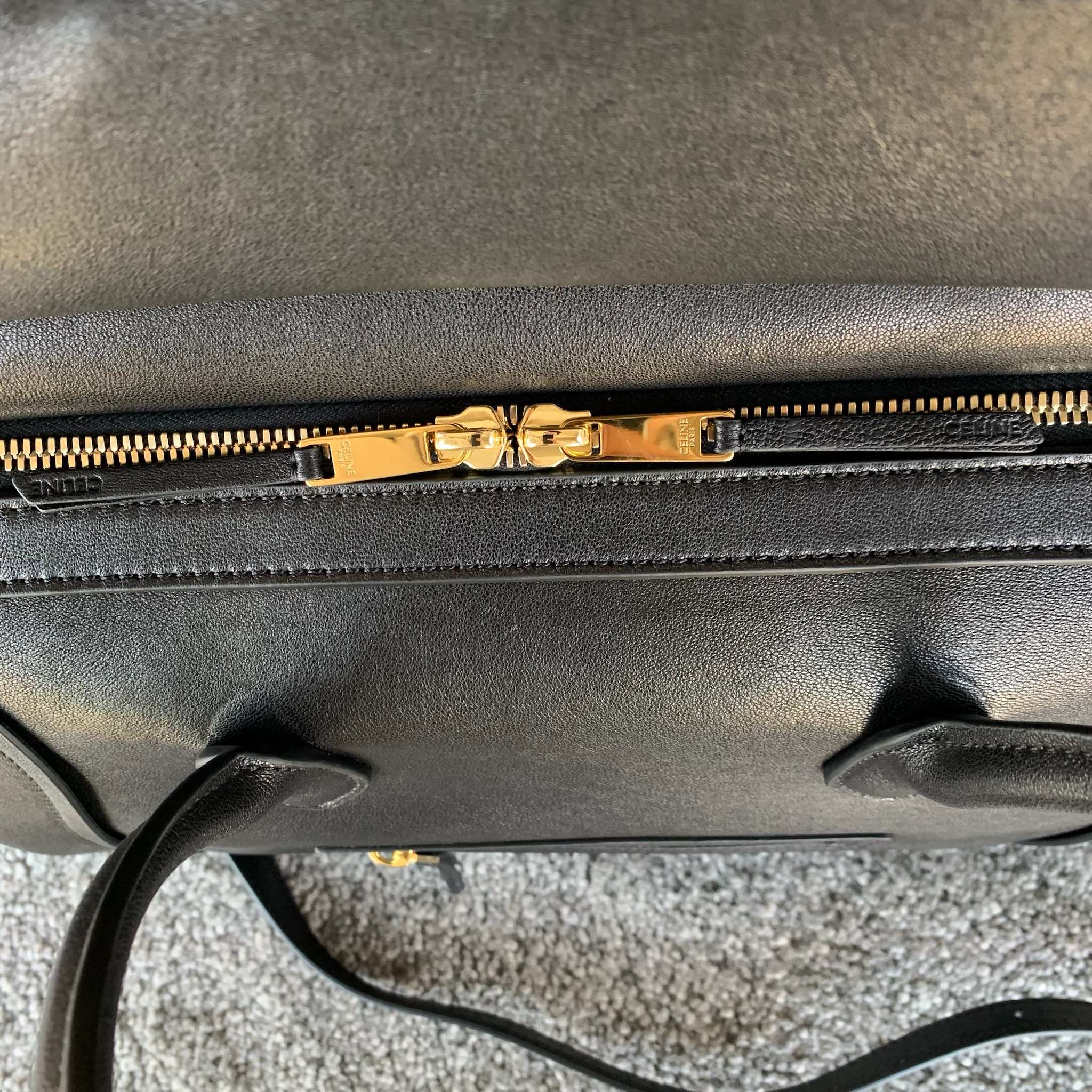 高品质原厂NEW LUGGAGE中号手袋可容纳A4尺寸文件21.7X6.5X9.1英寸(55X16.5X