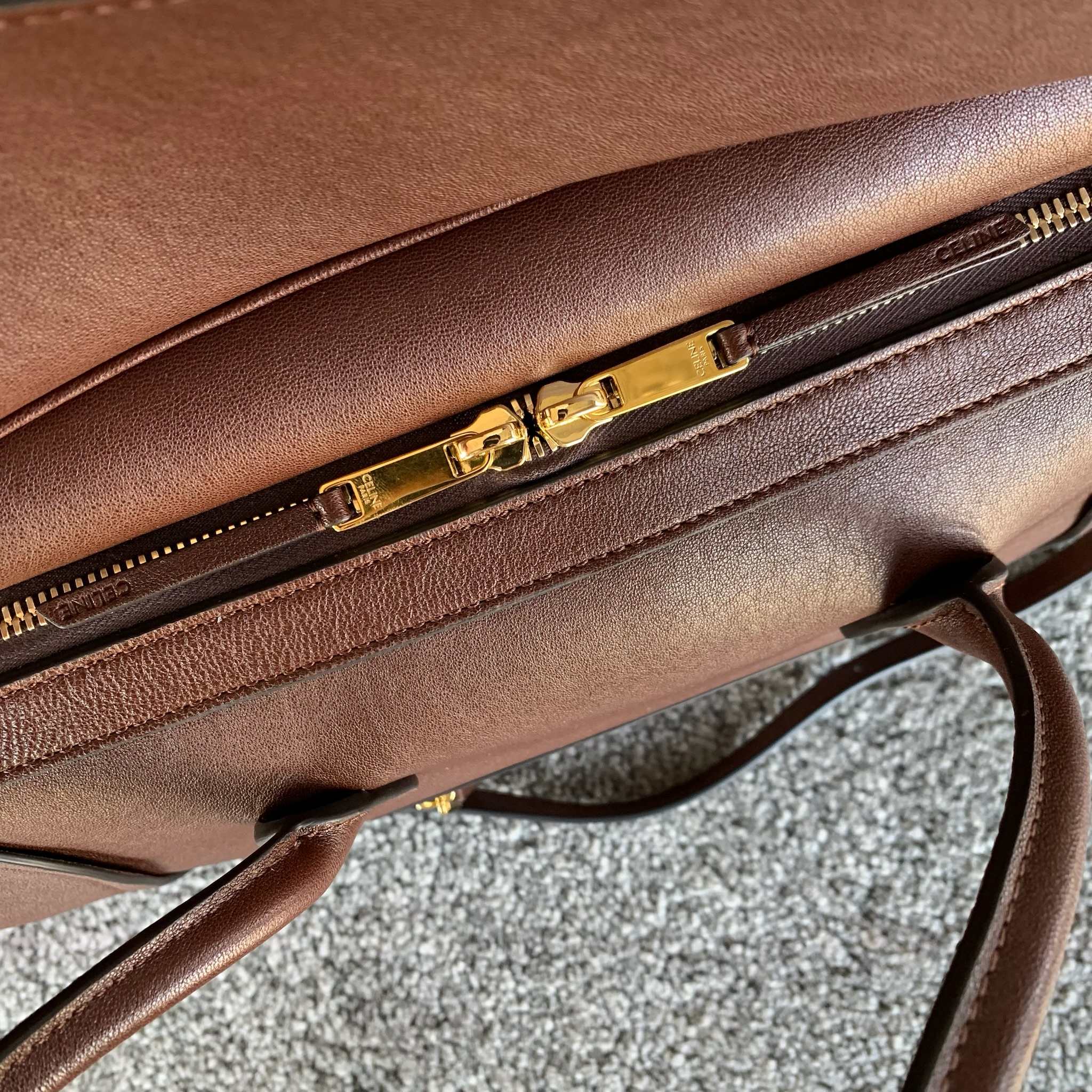 NEW LUGGAGE中号手袋可容纳A4尺寸文件21.7X6.5X9.1英寸(55X16.5X23厘米)