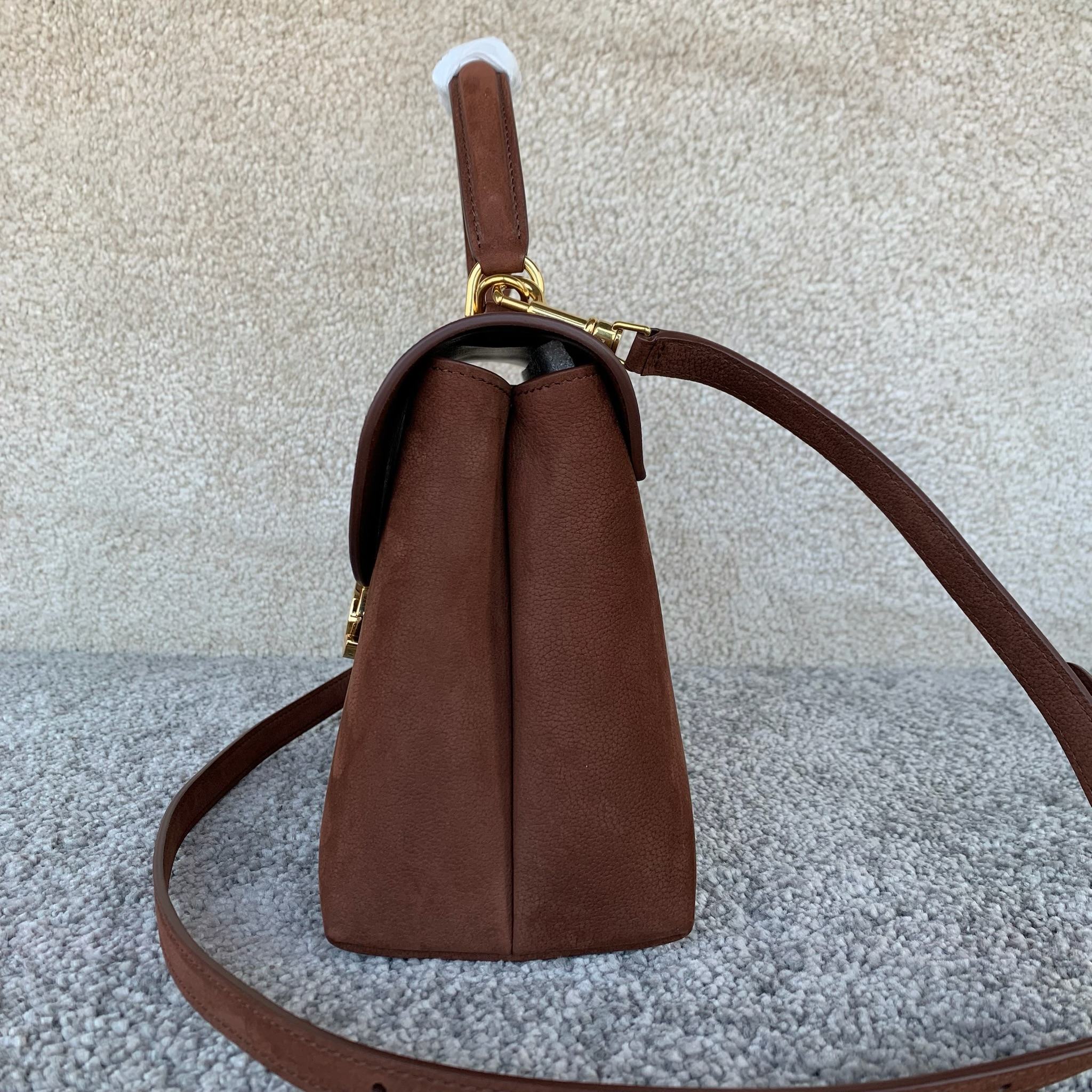 NINO中号手袋栗色25 X17.5X10厘米 牛皮革羊皮革衬里金色饰面手提、肩背和斜挎TRIOMPHE