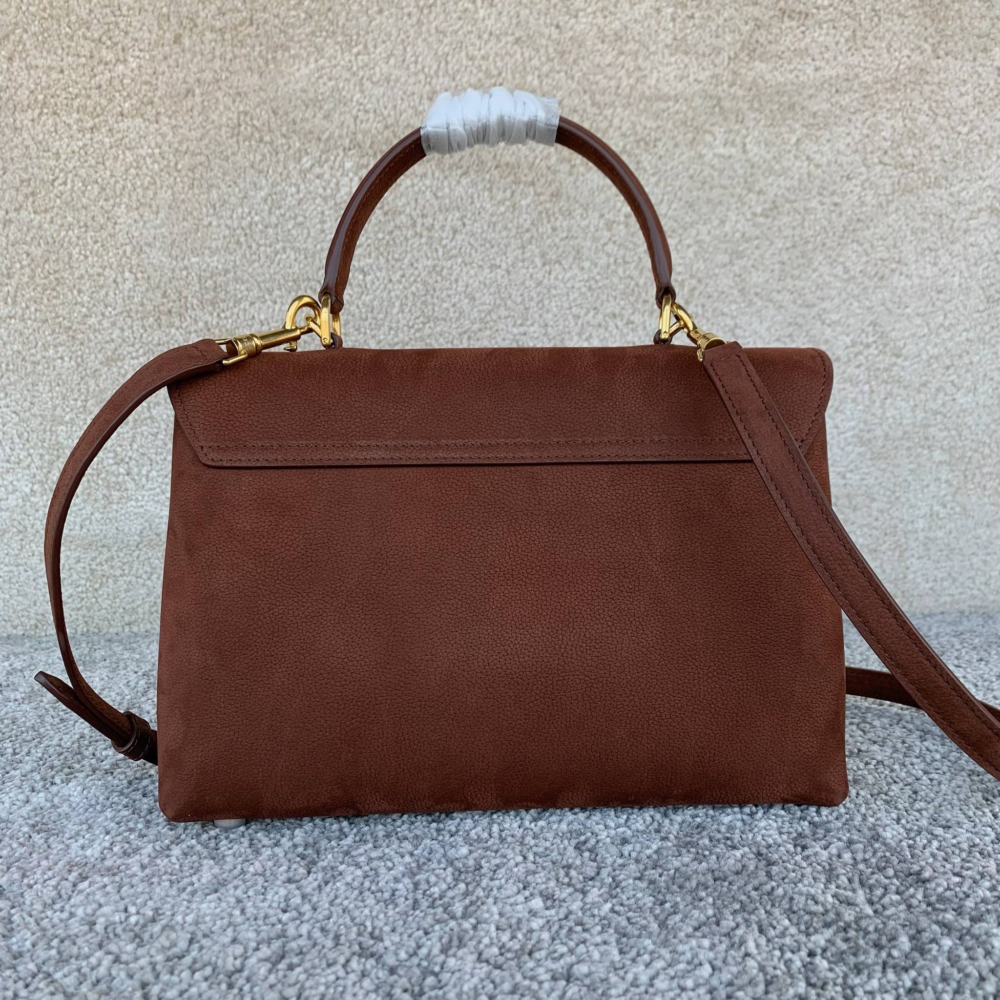 NINO中号手袋栗色25 X17.5X10厘米 牛皮革羊皮革衬里金色饰面手提、肩背和斜挎TRIOMPHE