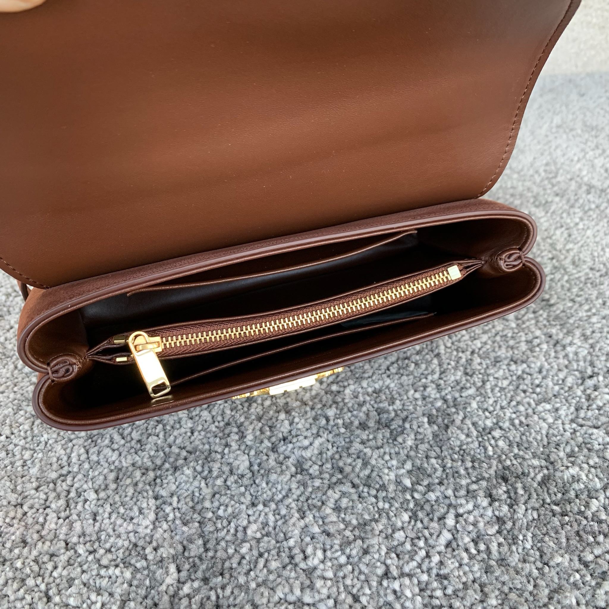 TEEN NINO手袋20.5X13X8厘米)牛皮革羊皮革衬里金色饰面手提、肩背和斜挎TRIOMPHE金