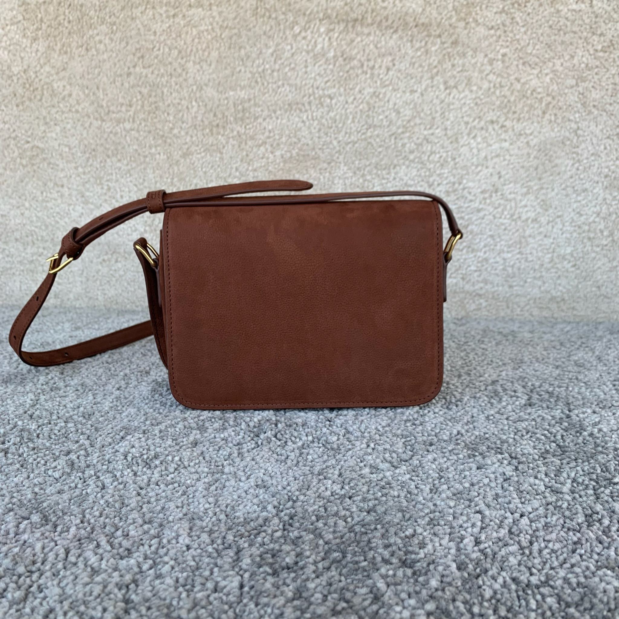 TEEN TRIOMPHE手袋18.5 X13.5X7厘米)牛皮革羊皮革衬里金色饰面斜挎和肩背TRIOM