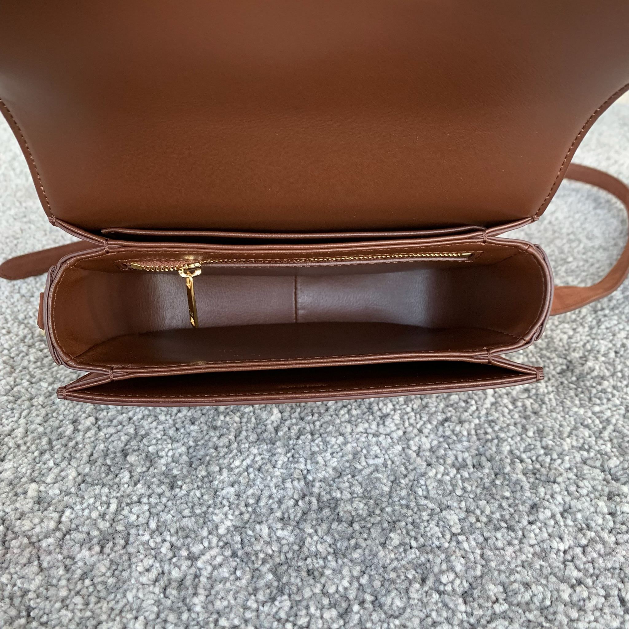 TEEN TRIOMPHE手袋18.5 X13.5X7厘米)牛皮革羊皮革衬里金色饰面斜挎和肩背TRIOM