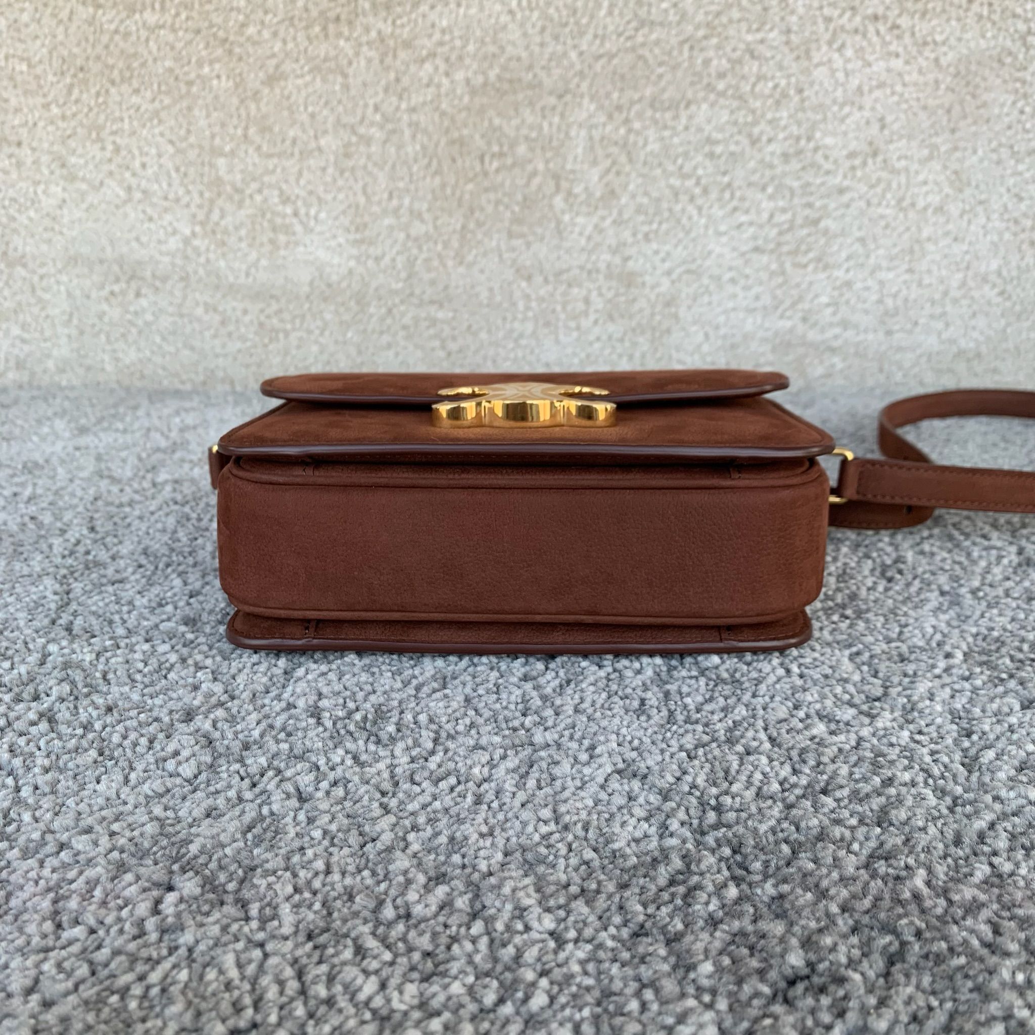 TEEN TRIOMPHE手袋18.5 X13.5X7厘米)牛皮革羊皮革衬里金色饰面斜挎和肩背TRIOM