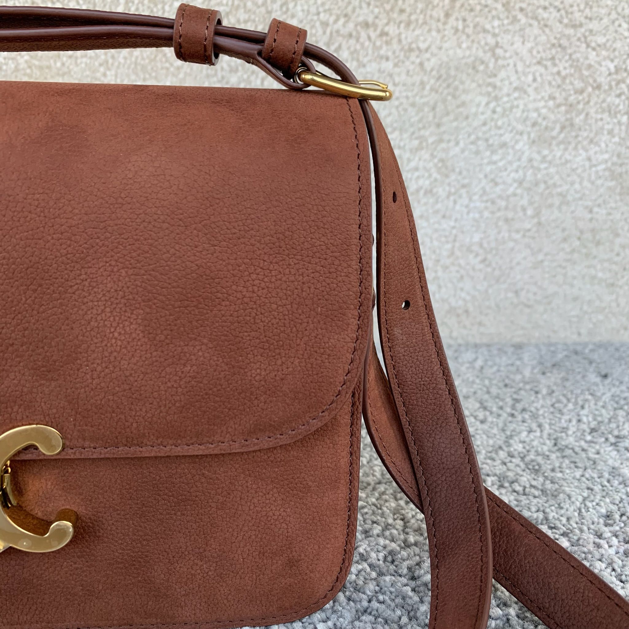 高品质原厂TRIOMPHE中号手袋22.5x16.5x7.5厘米 牛皮革羊皮革衬里金色饰面斜挎和肩背TR