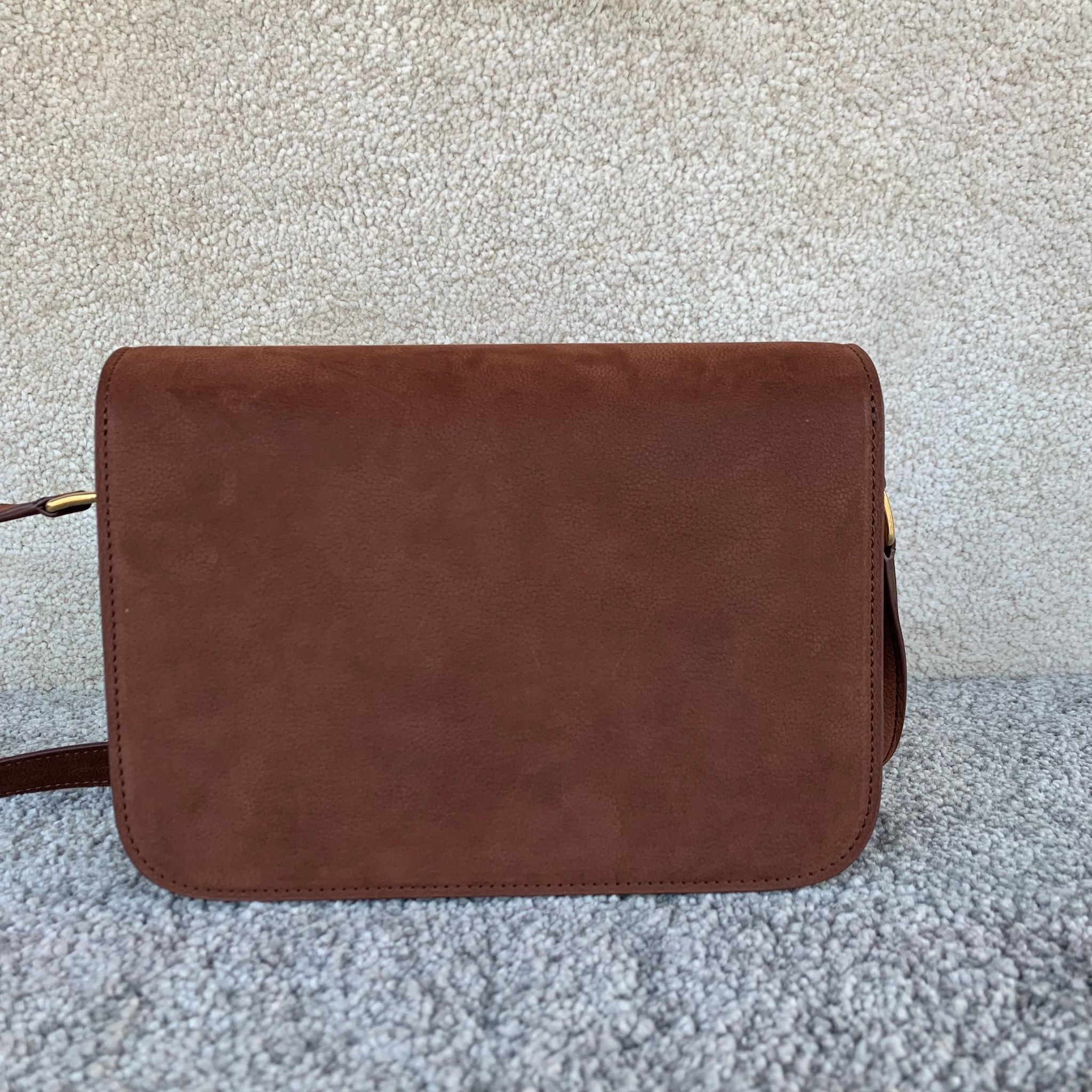 高品质原厂TRIOMPHE中号手袋22.5x16.5x7.5厘米 牛皮革羊皮革衬里金色饰面斜挎和肩背TR