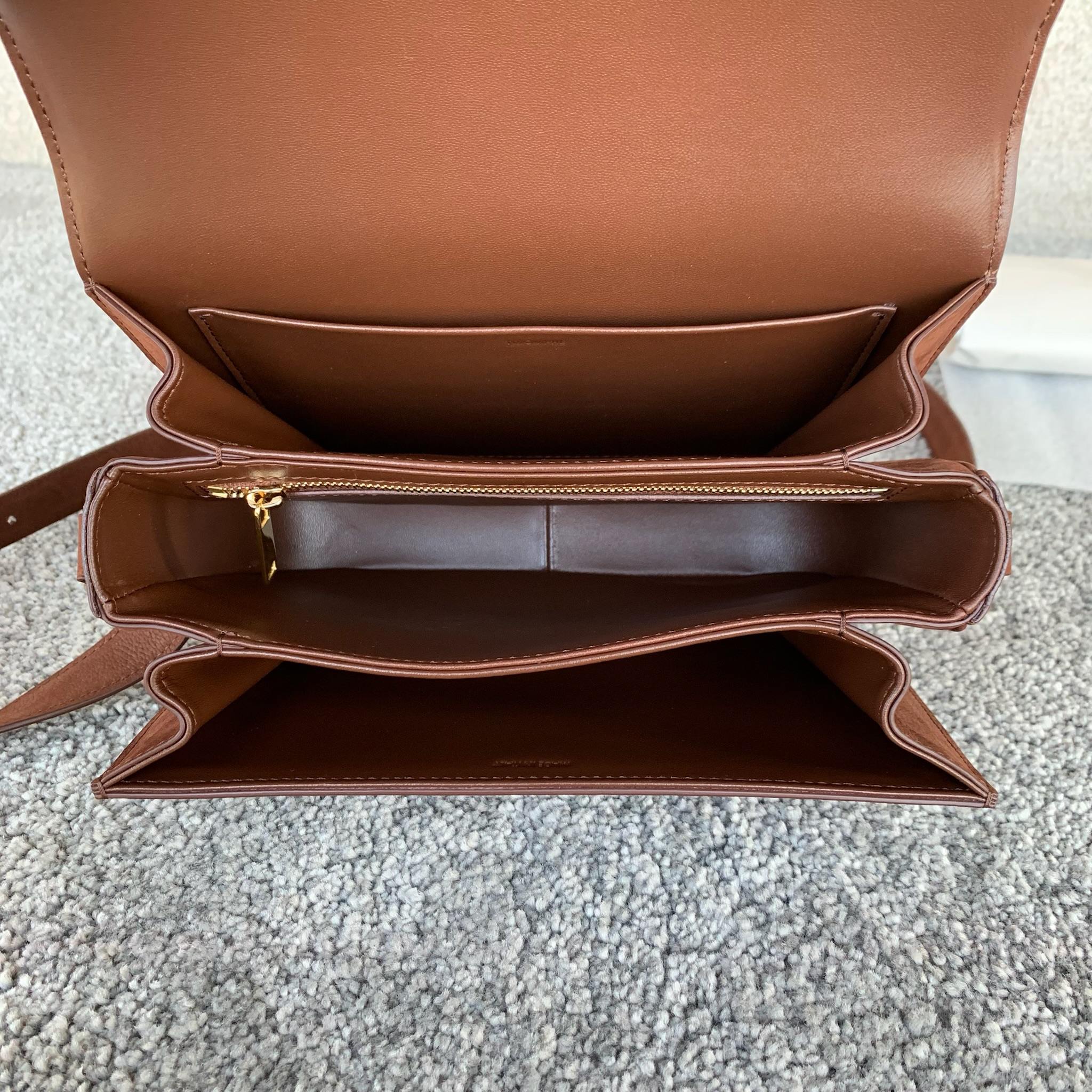 高品质原厂TRIOMPHE中号手袋22.5x16.5x7.5厘米 牛皮革羊皮革衬里金色饰面斜挎和肩背TR