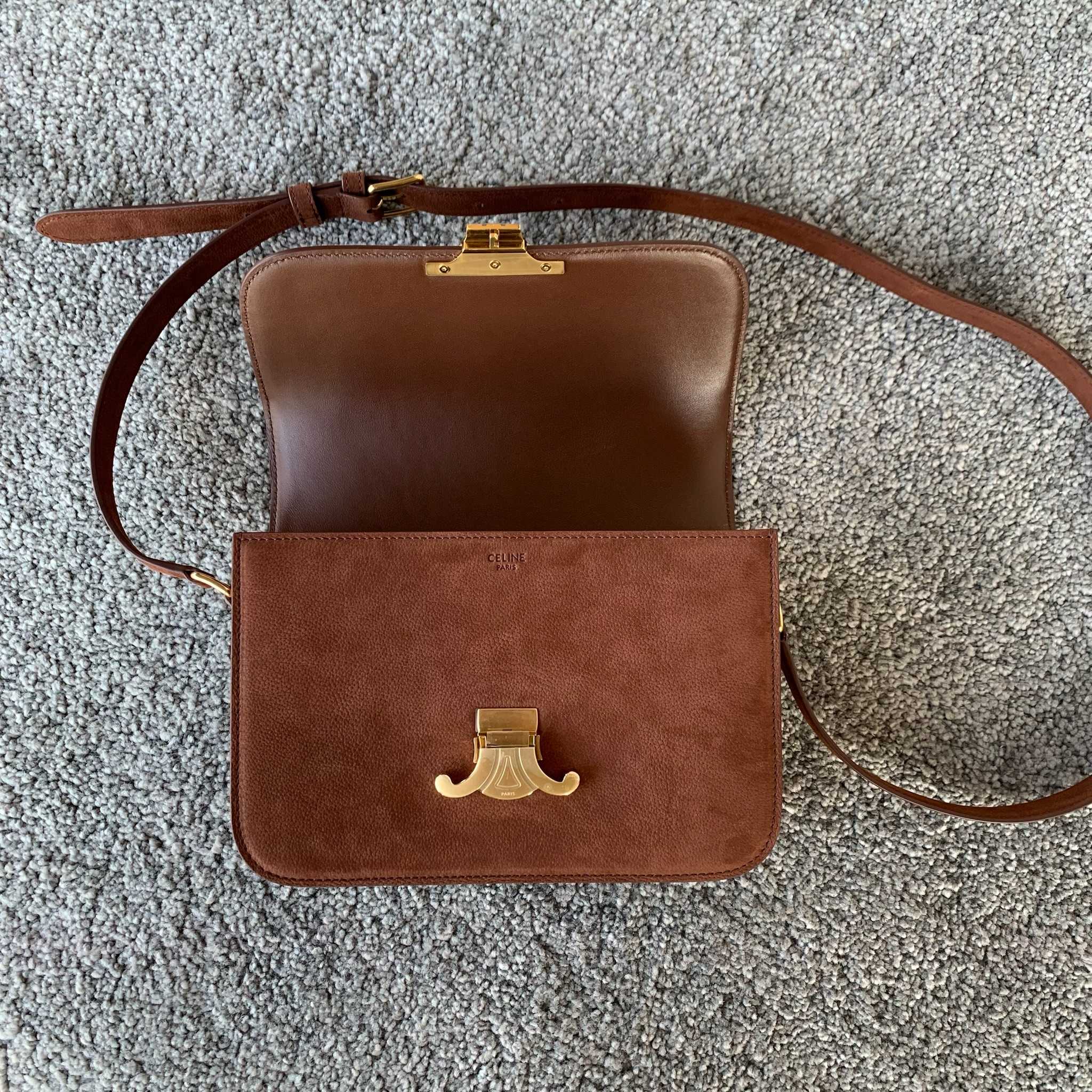 高品质原厂TRIOMPHE中号手袋22.5x16.5x7.5厘米 牛皮革羊皮革衬里金色饰面斜挎和肩背TR