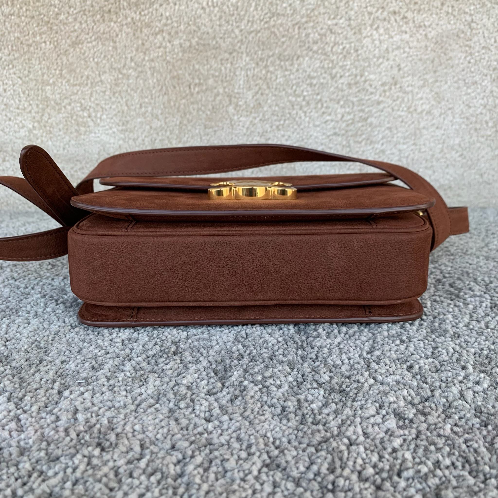 高品质原厂TRIOMPHE中号手袋22.5x16.5x7.5厘米 牛皮革羊皮革衬里金色饰面斜挎和肩背TR