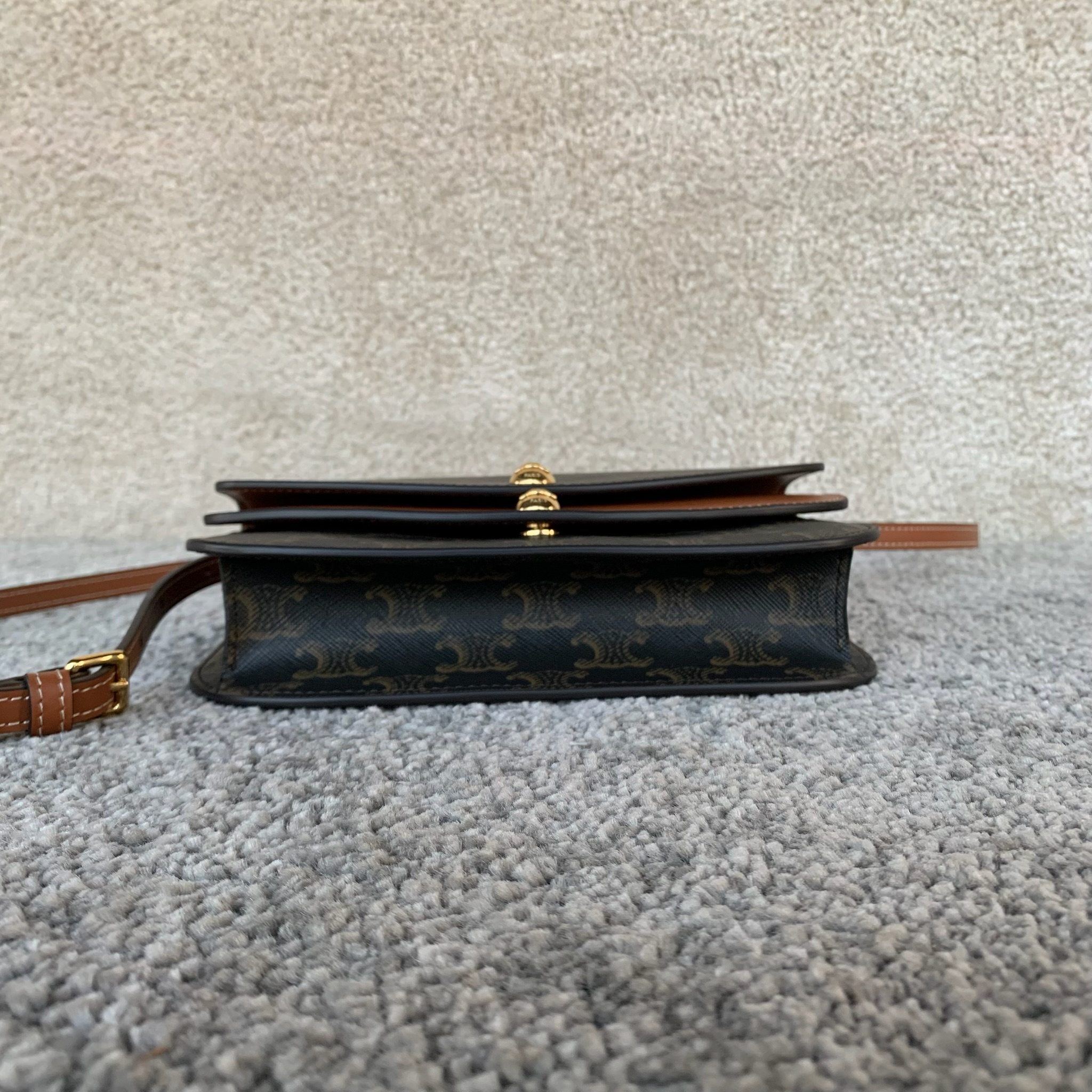 DUO标志印花饰带钱包20X 13X 6厘米 标志印花，人造革/牛皮革织物和牛皮革衬里金色饰面按扣开合1