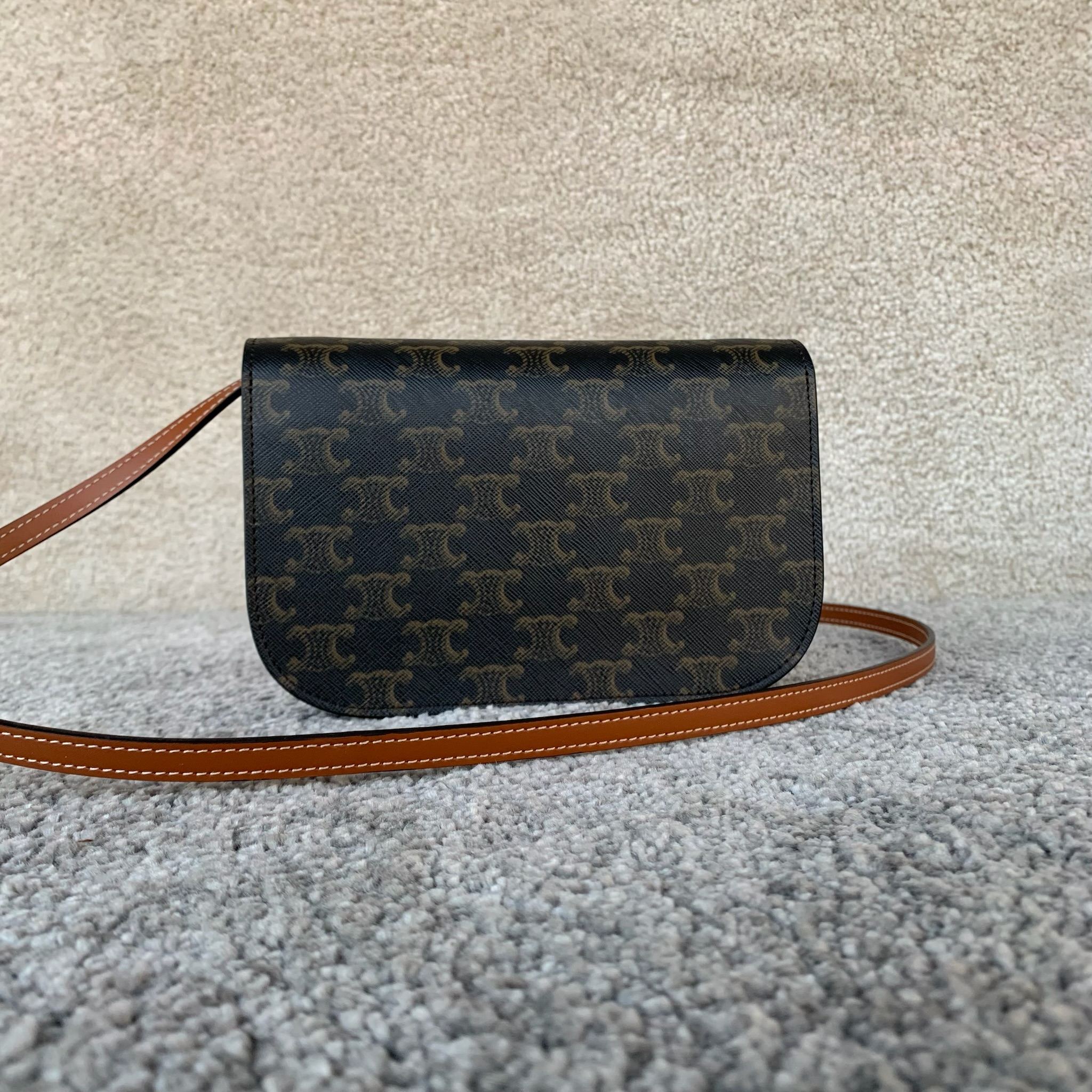 DUO标志印花饰带钱包20X 13X 6厘米 标志印花，人造革/牛皮革织物和牛皮革衬里金色饰面按扣开合1