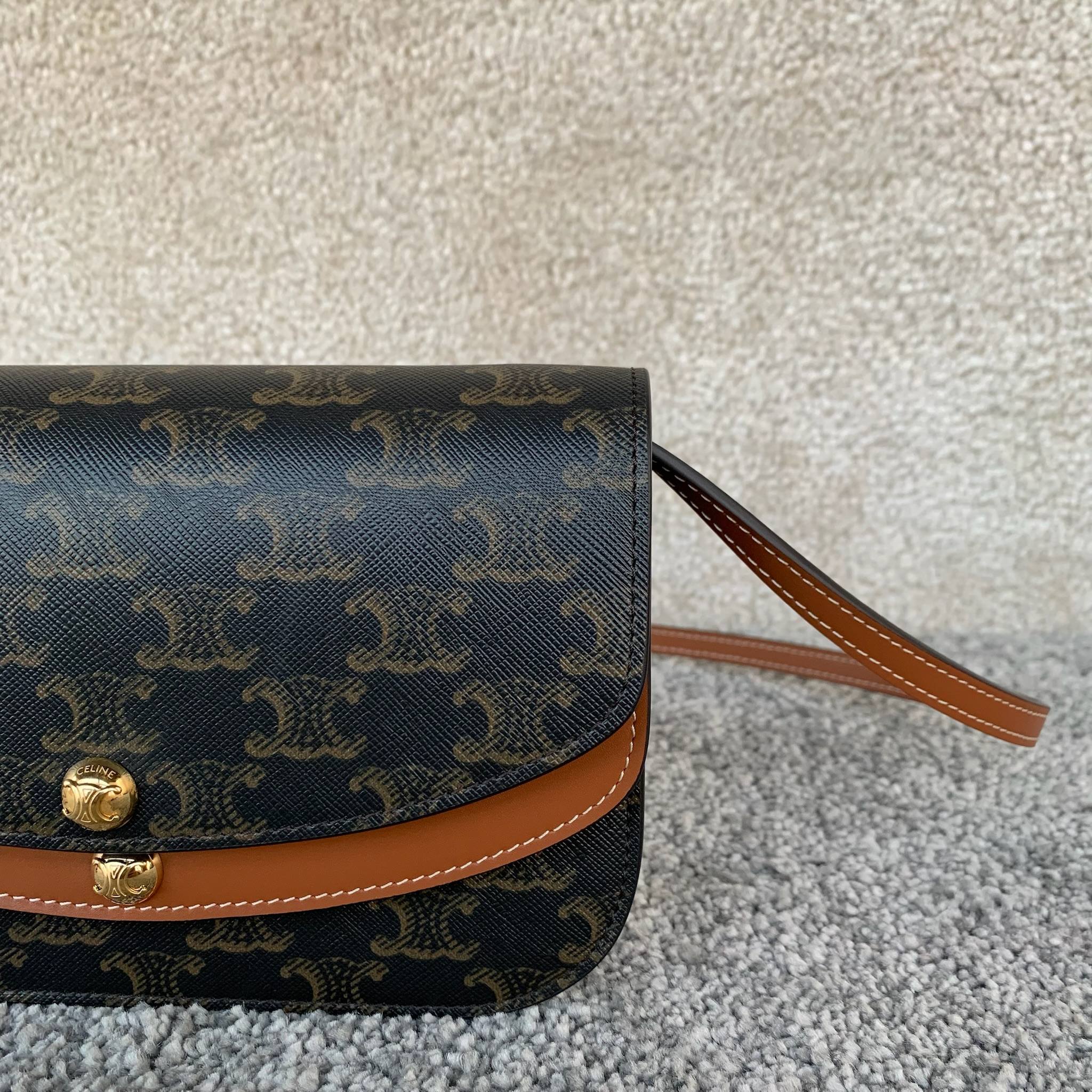 DUO标志印花饰带钱包20X 13X 6厘米 标志印花，人造革/牛皮革织物和牛皮革衬里金色饰面按扣开合1