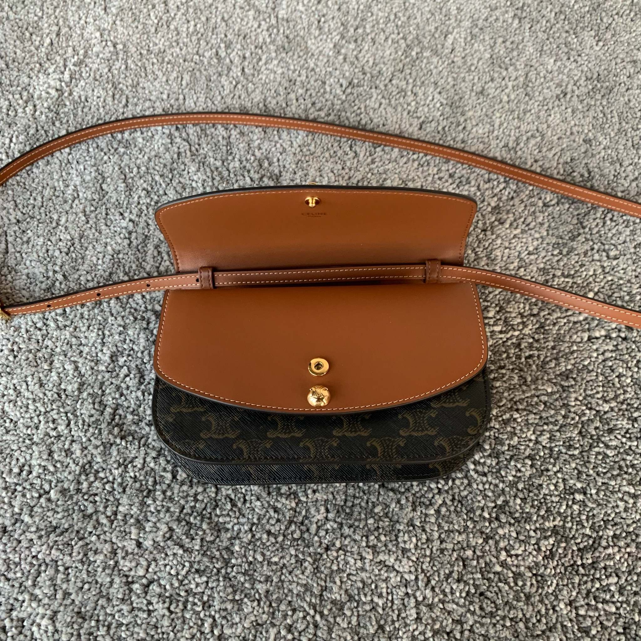 DUO标志印花饰带钱包20X 13X 6厘米 标志印花，人造革/牛皮革织物和牛皮革衬里金色饰面按扣开合1