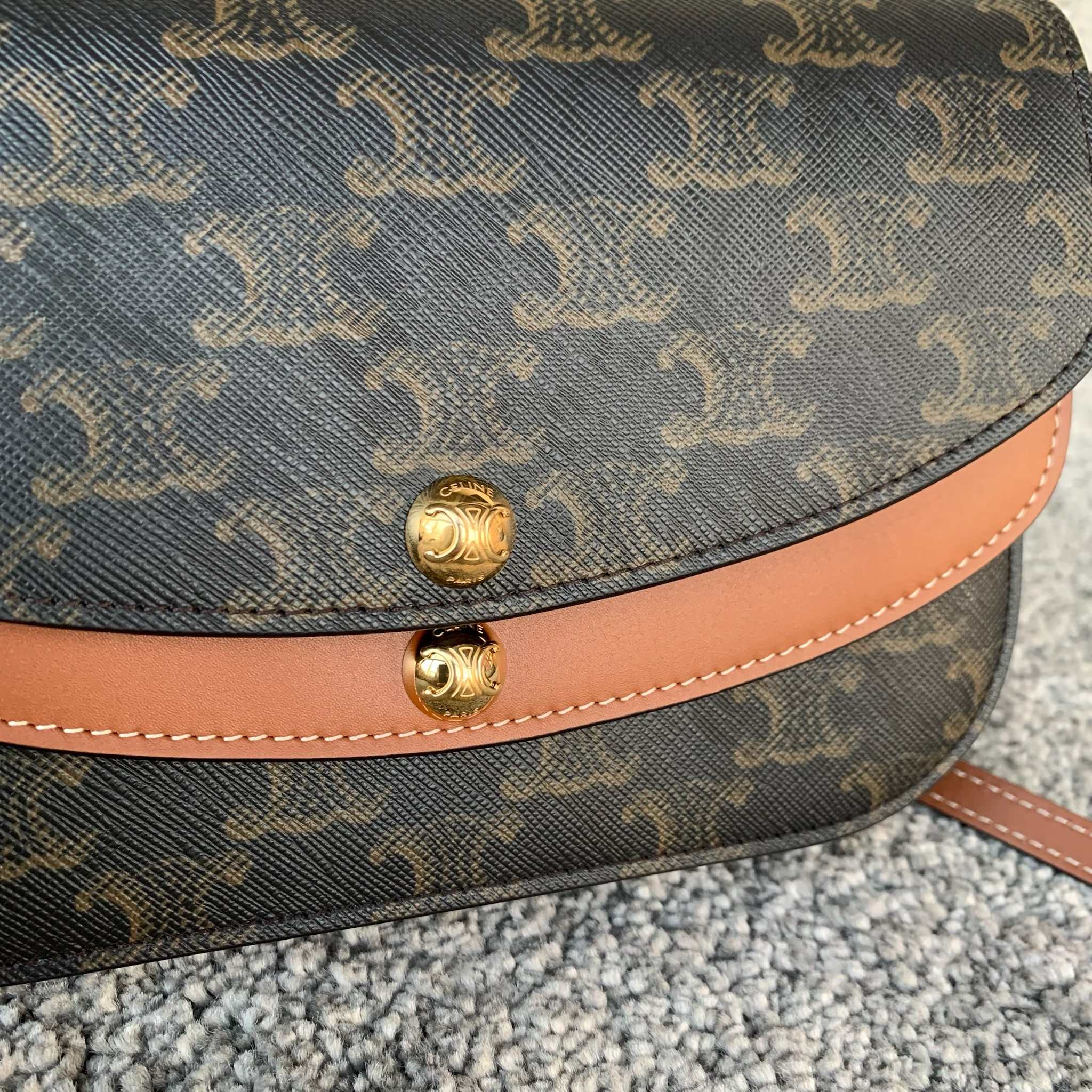 DUO标志印花饰带钱包20X 13X 6厘米 标志印花，人造革/牛皮革织物和牛皮革衬里金色饰面按扣开合1