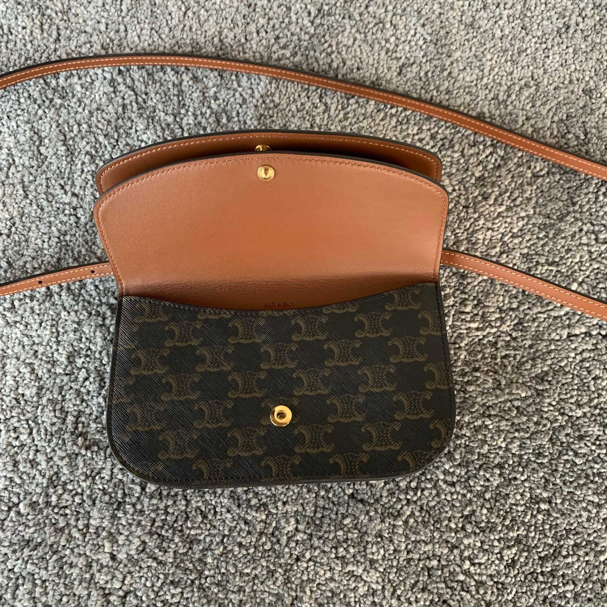 DUO标志印花饰带钱包20X 13X 6厘米 标志印花，人造革/牛皮革织物和牛皮革衬里金色饰面按扣开合1