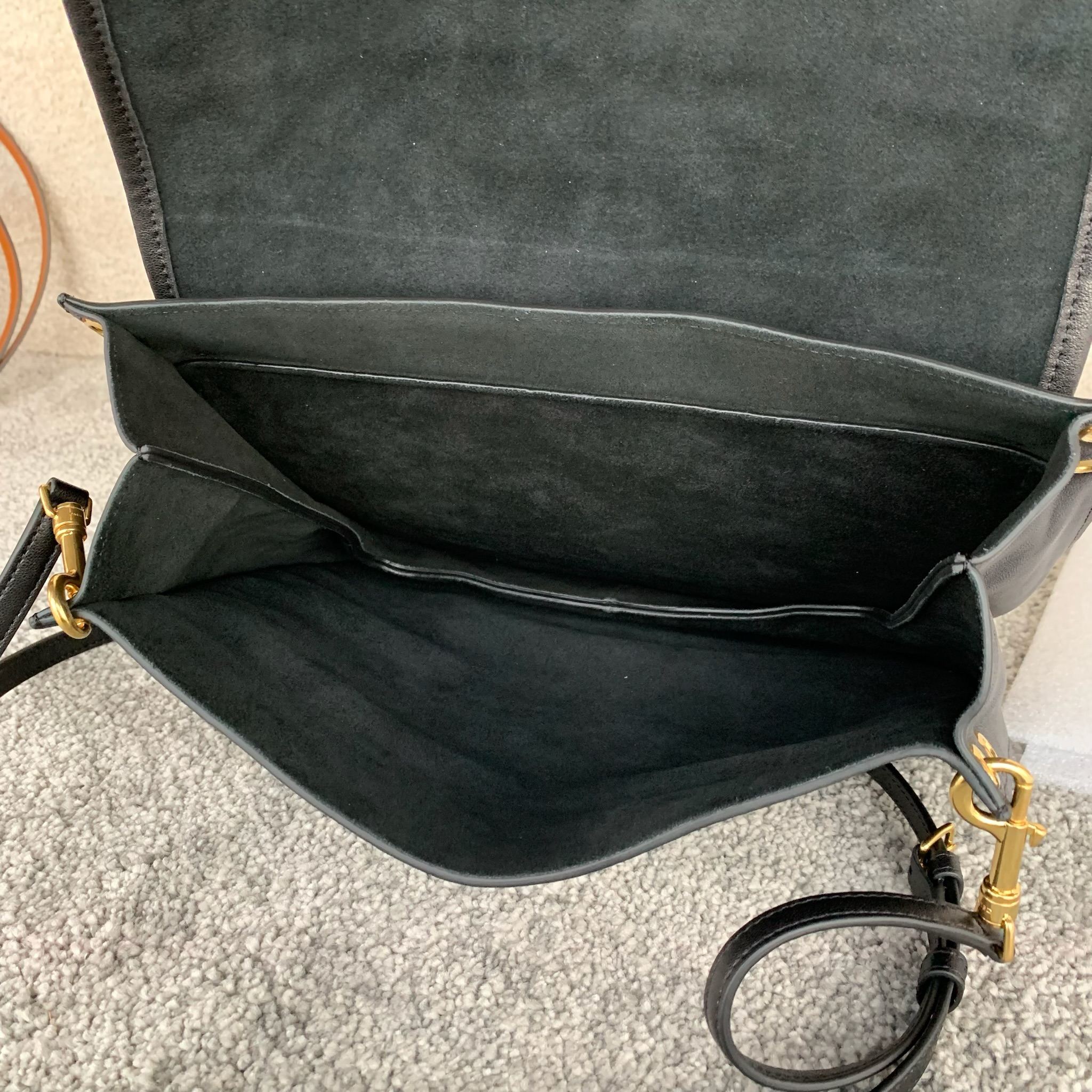 SOFT TRIOMPHE BESACE手袋(32X2X26厘米)羊皮革牛剖层革衬里金色饰面肩背，斜挎T