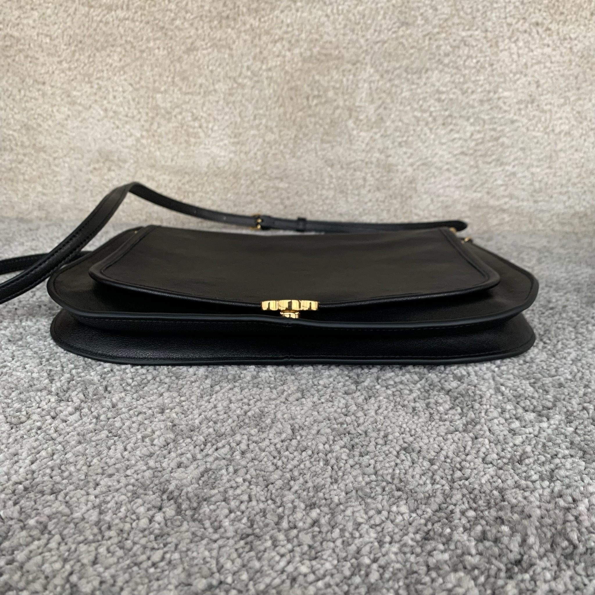 SOFT TRIOMPHE BESACE手袋(32X2X26厘米)羊皮革牛剖层革衬里金色饰面肩背，斜挎T