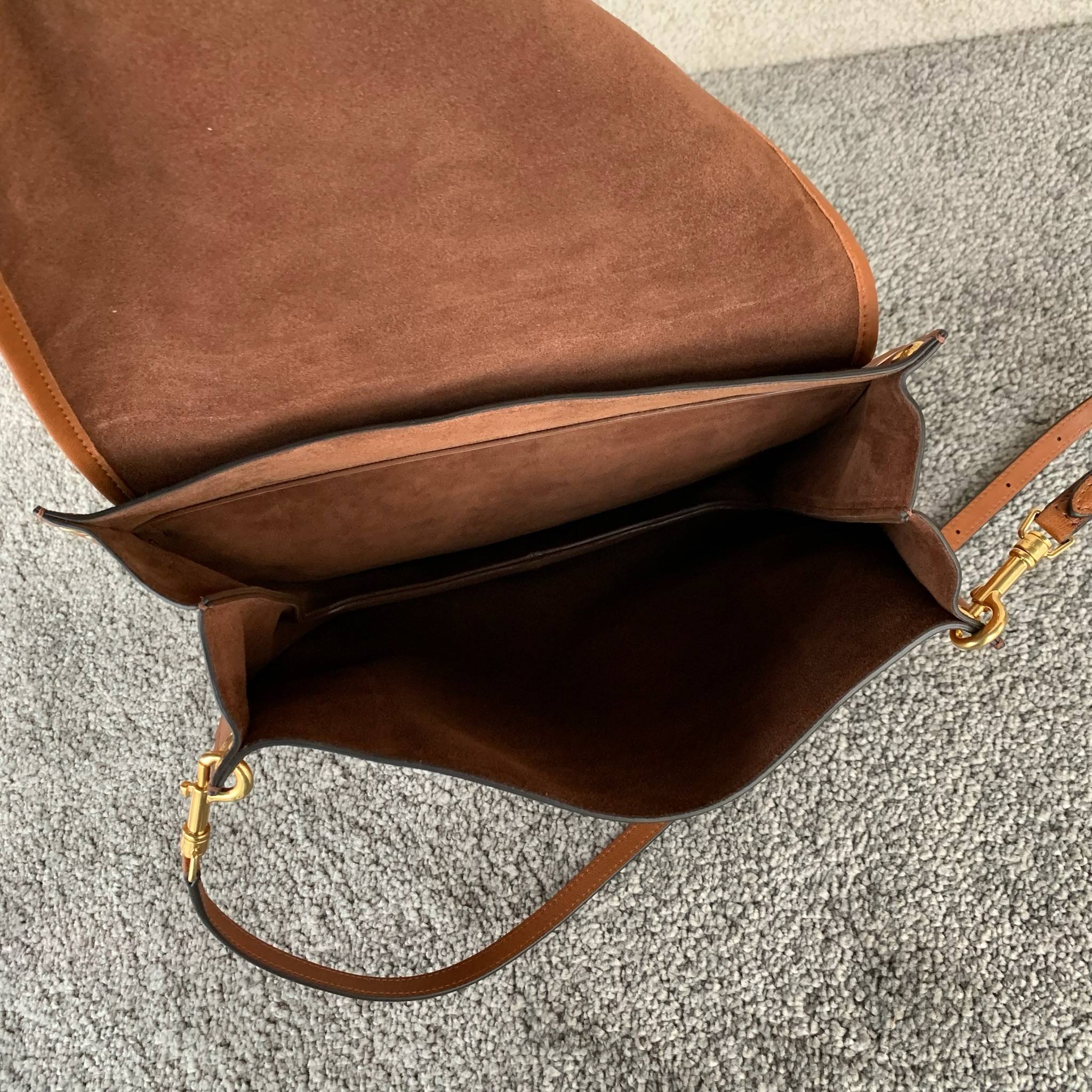 SOFT TRIOMPHE BESACE手袋(32X2X26厘米)羊皮革牛剖层革衬里金色饰面肩背，斜挎T