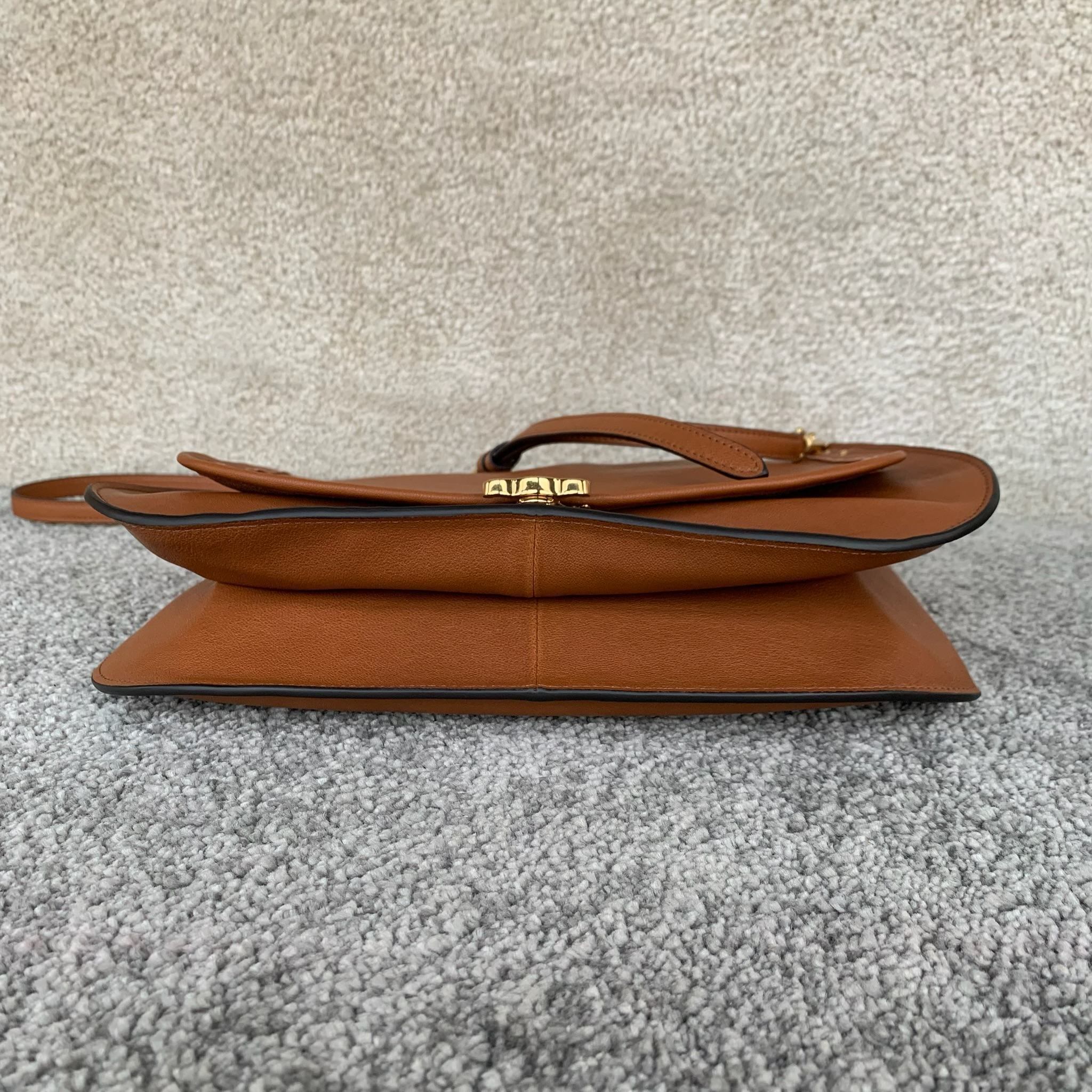 SOFT TRIOMPHE BESACE手袋(32X2X26厘米)羊皮革牛剖层革衬里金色饰面肩背，斜挎T