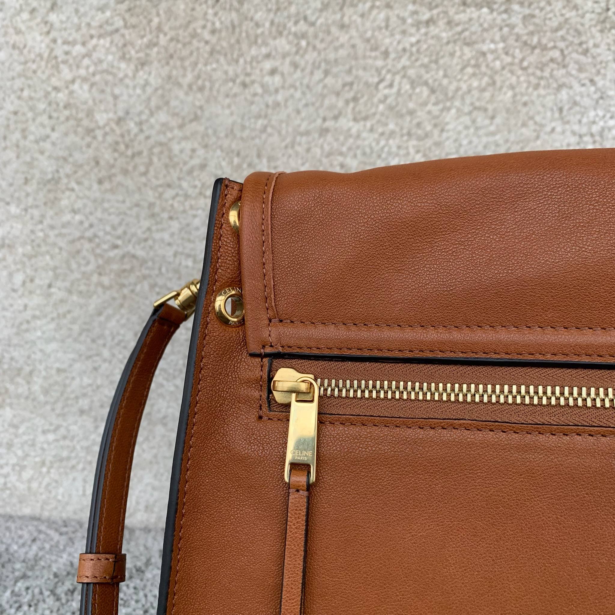 SOFT TRIOMPHE BESACE手袋(32X2X26厘米)羊皮革牛剖层革衬里金色饰面肩背，斜挎T