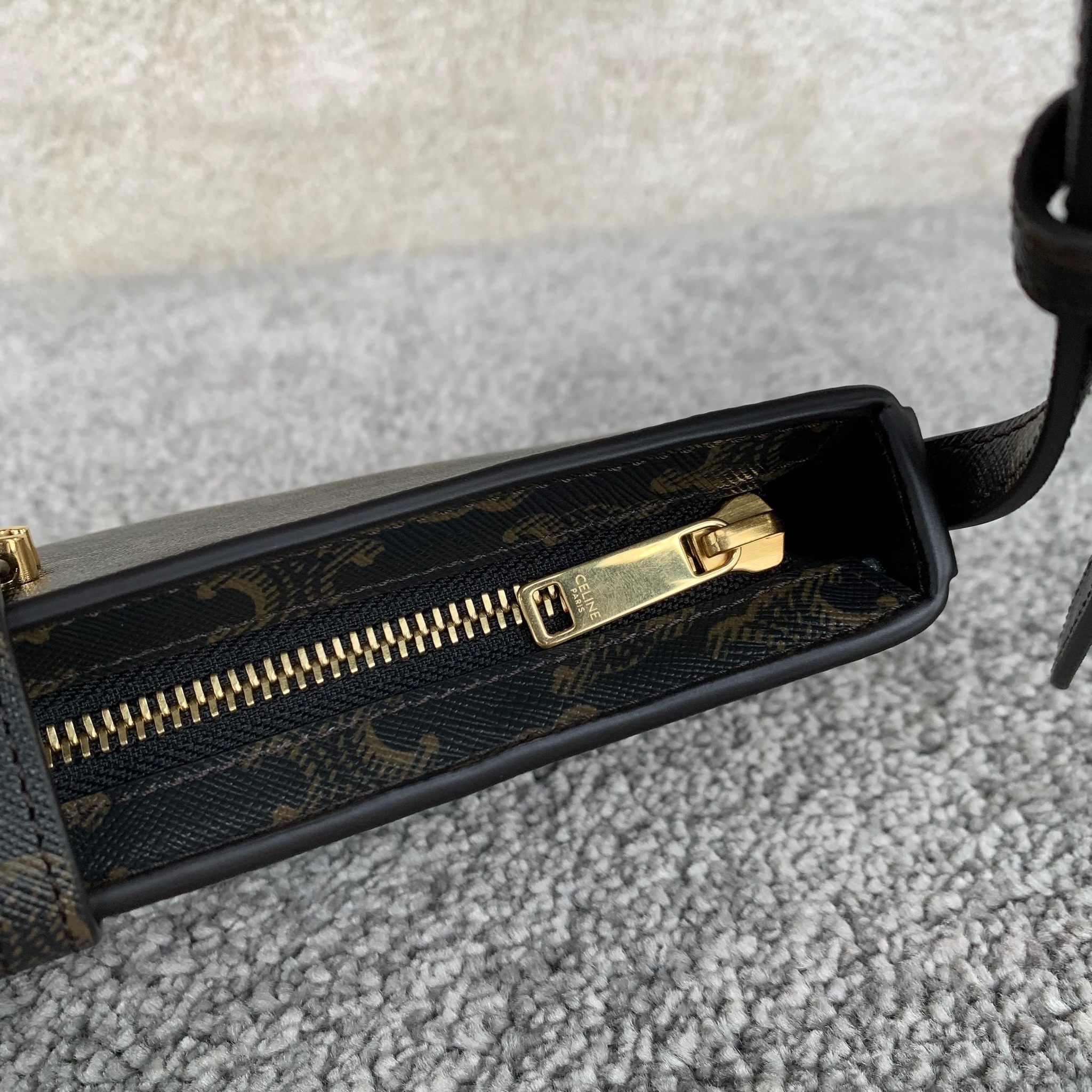 TINA标志印花肩背包(25X11.5X2.5厘米)标志印花羊皮革衬里金色饰面肩背和手提拉链开合皮革翻盖