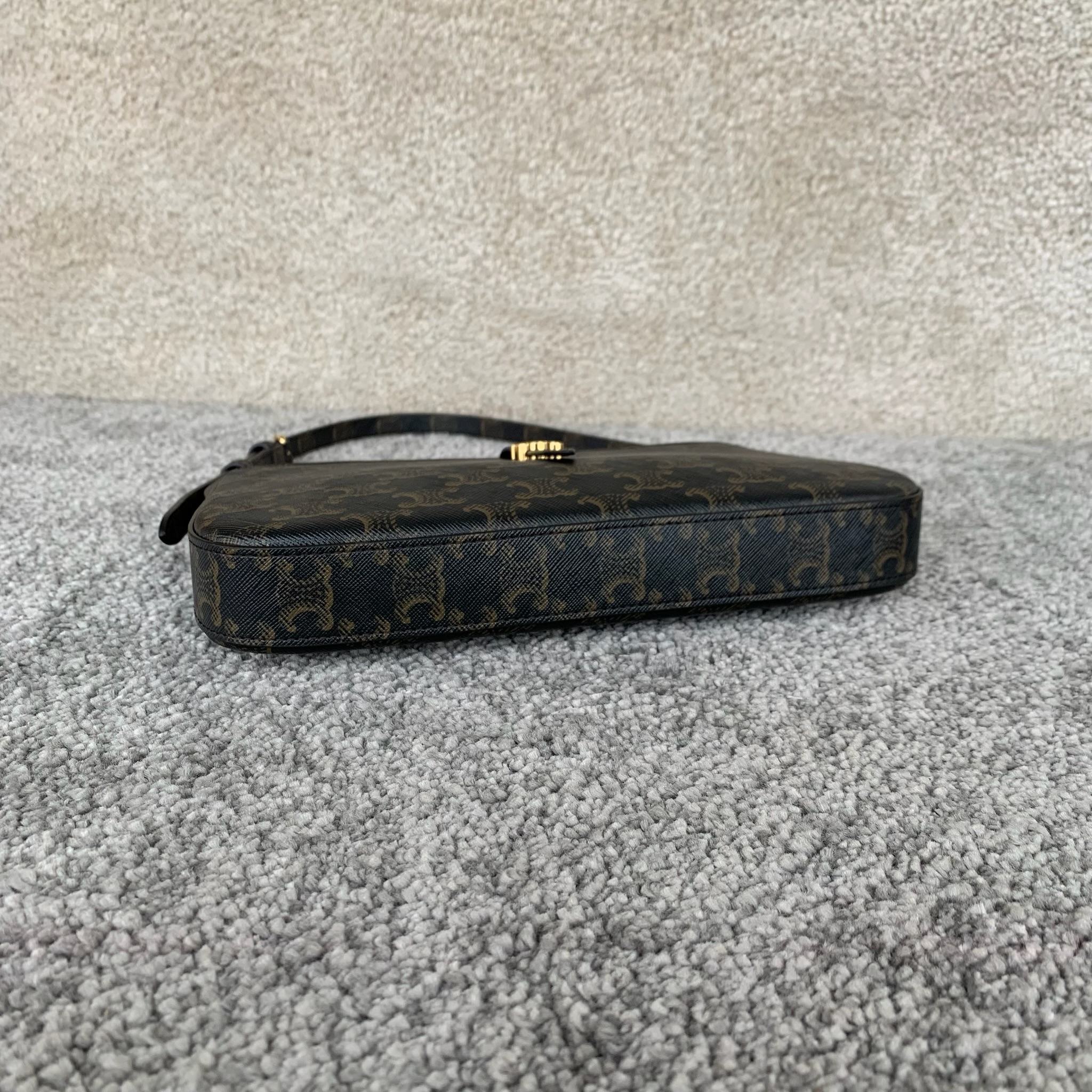 TINA标志印花肩背包(25X11.5X2.5厘米)标志印花羊皮革衬里金色饰面肩背和手提拉链开合皮革翻盖