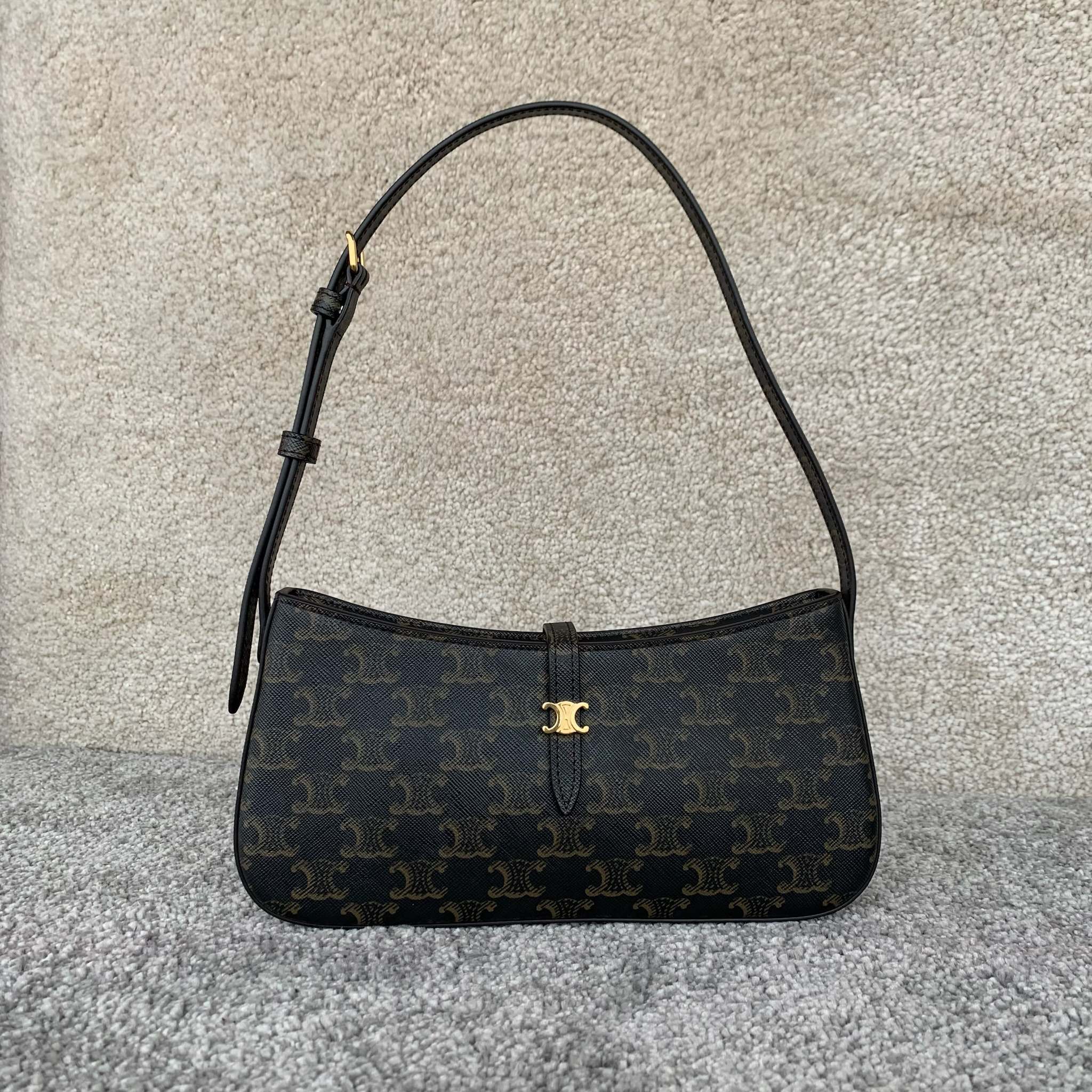 TINA标志印花肩背包(25X11.5X2.5厘米)标志印花羊皮革衬里金色饰面肩背和手提拉链开合皮革翻盖