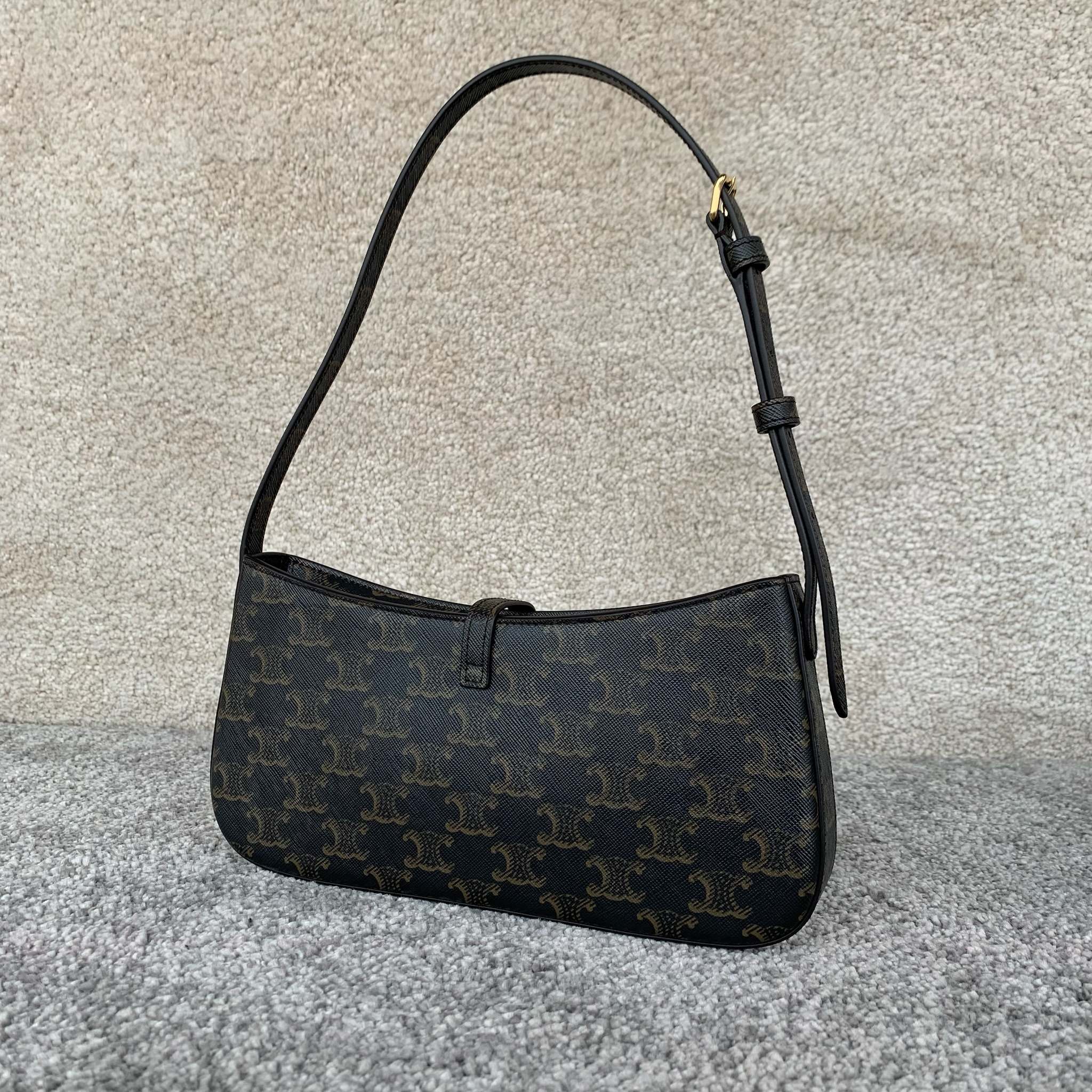 TINA标志印花肩背包(25X11.5X2.5厘米)标志印花羊皮革衬里金色饰面肩背和手提拉链开合皮革翻盖