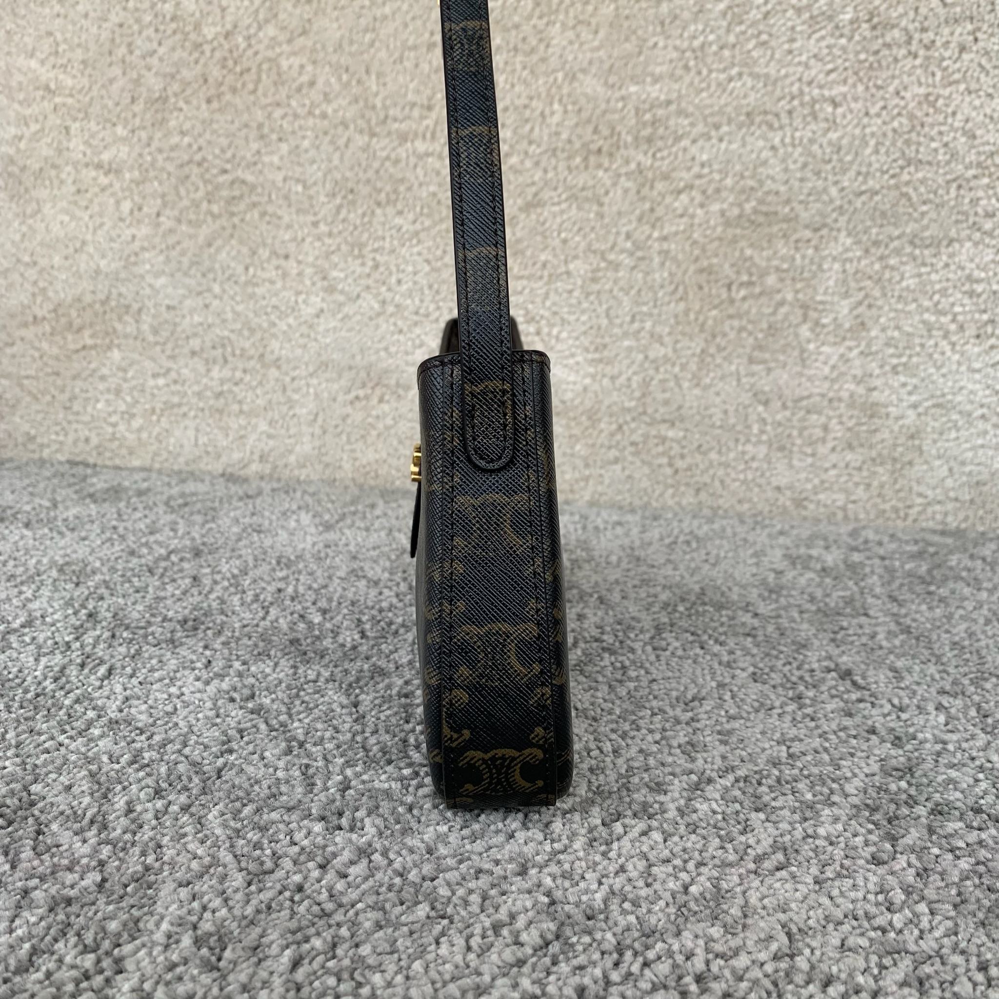 TINA标志印花肩背包(25X11.5X2.5厘米)标志印花羊皮革衬里金色饰面肩背和手提拉链开合皮革翻盖