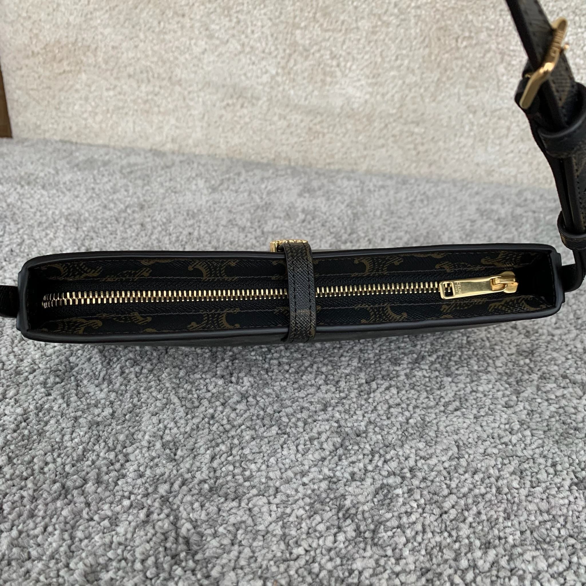 TINA标志印花肩背包(25X11.5X2.5厘米)标志印花羊皮革衬里金色饰面肩背和手提拉链开合皮革翻盖