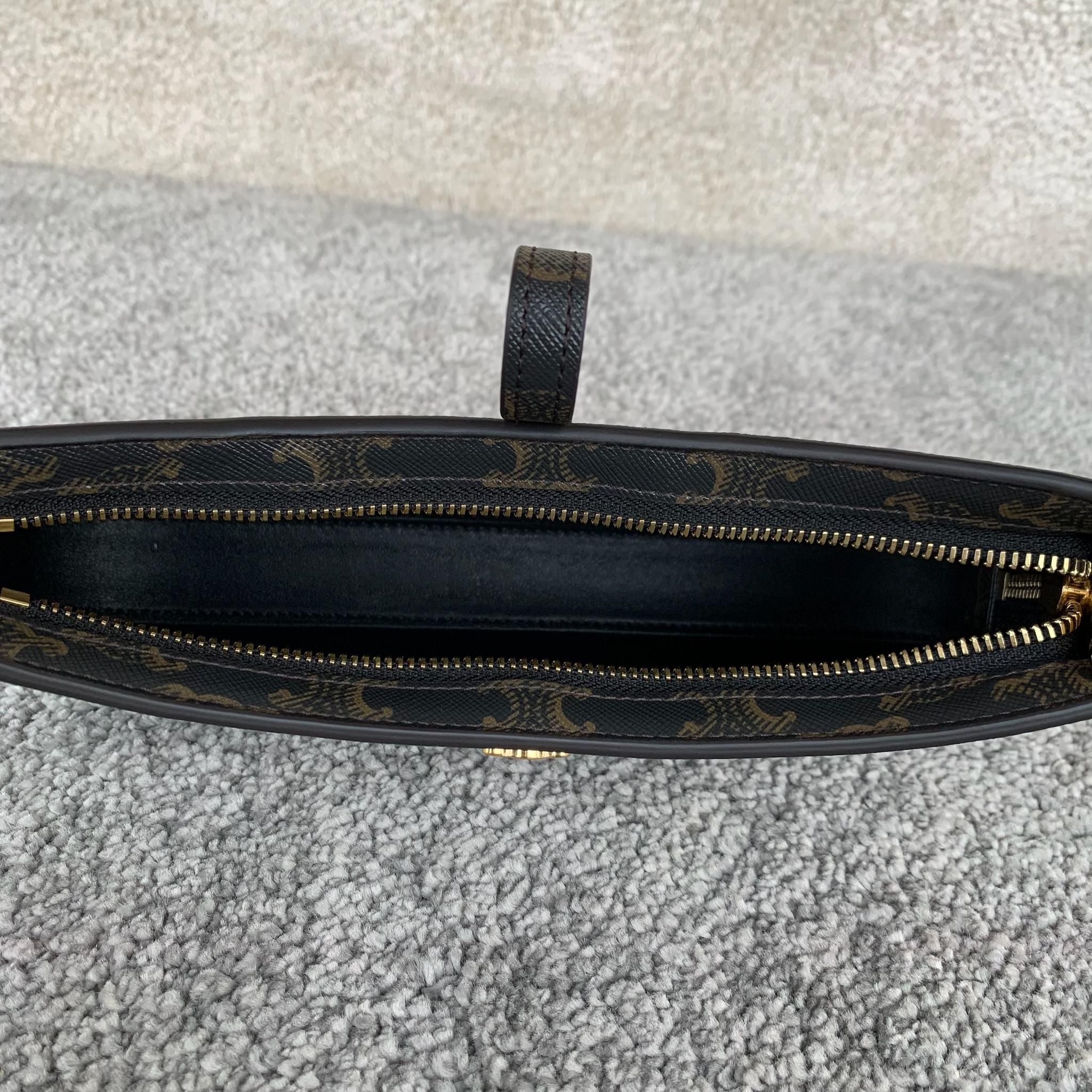 TINA标志印花肩背包(25X11.5X2.5厘米)标志印花羊皮革衬里金色饰面肩背和手提拉链开合皮革翻盖