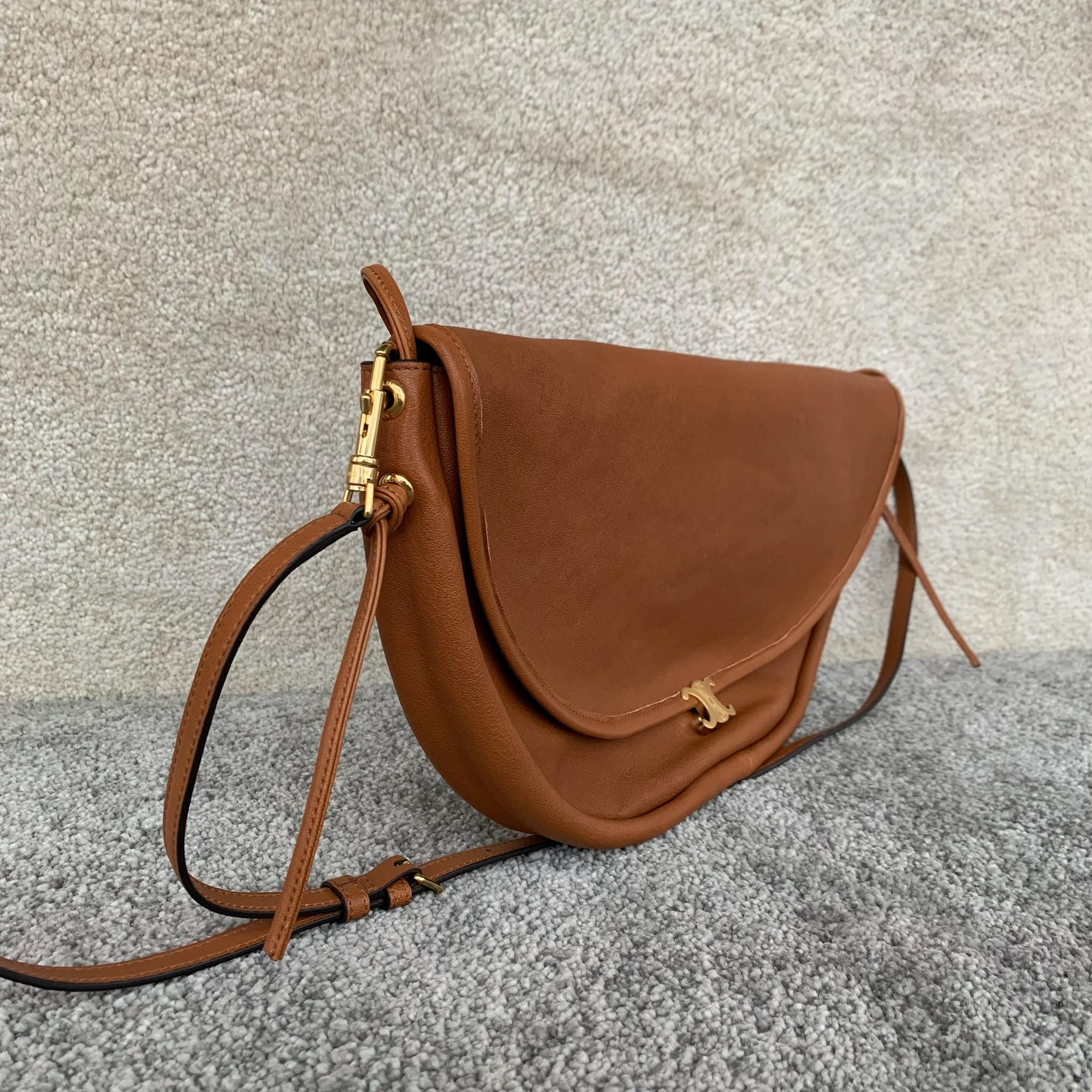 SOFT TRIOMPHE HALFMOON 手袋46X19X10厘米)羊皮革牛皮绒面革衬里金色饰面肩背