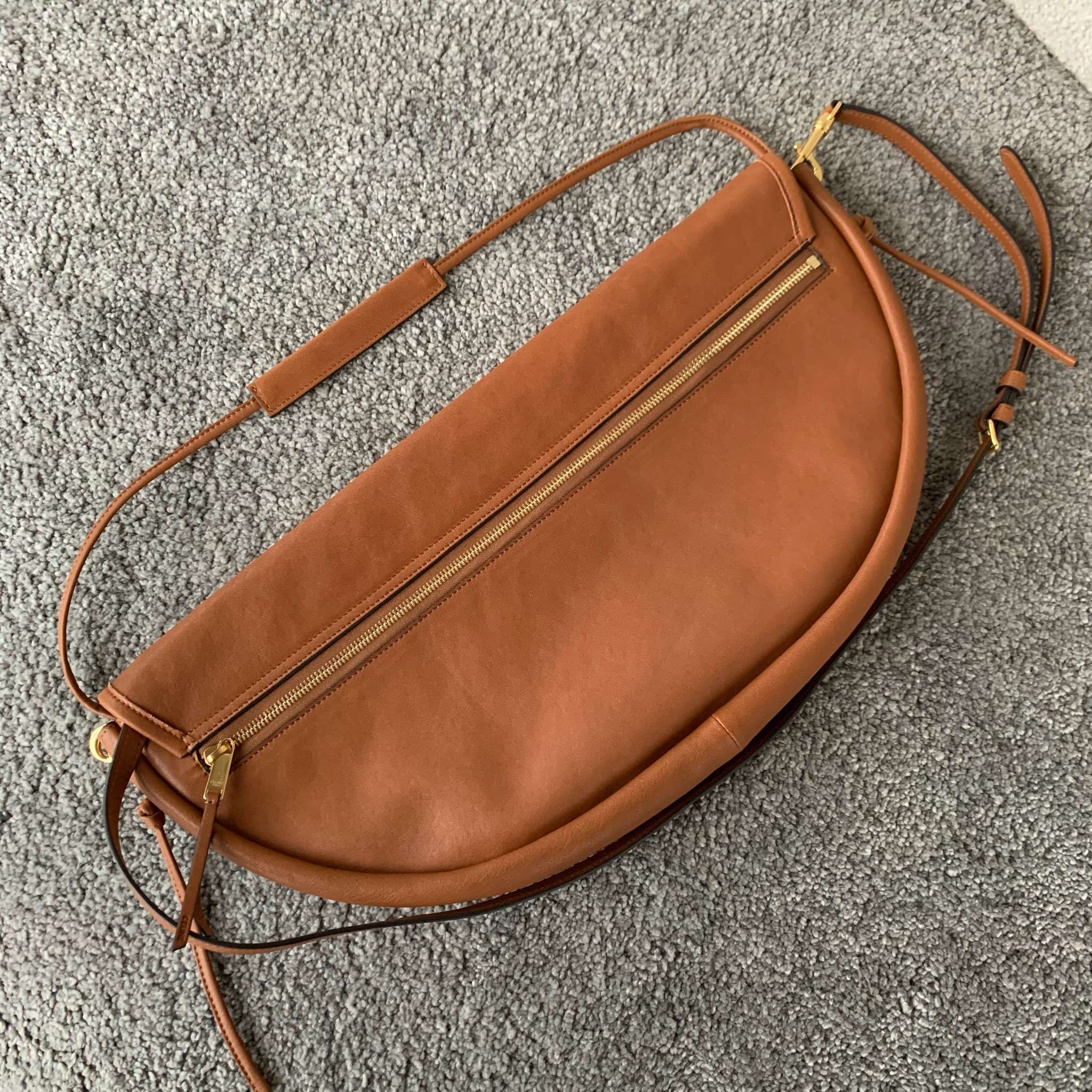 SOFT TRIOMPHE HALFMOON 手袋46X19X10厘米)羊皮革牛皮绒面革衬里金色饰面肩背