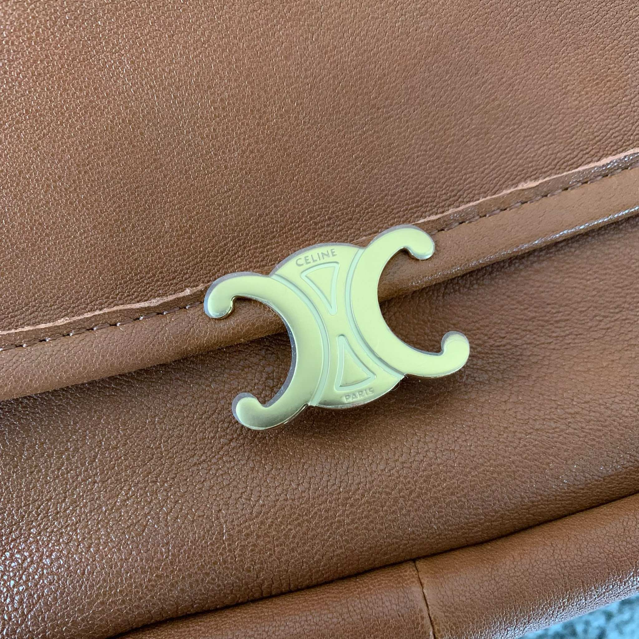 SOFT TRIOMPHE HALFMOON 手袋46X19X10厘米)羊皮革牛皮绒面革衬里金色饰面肩背