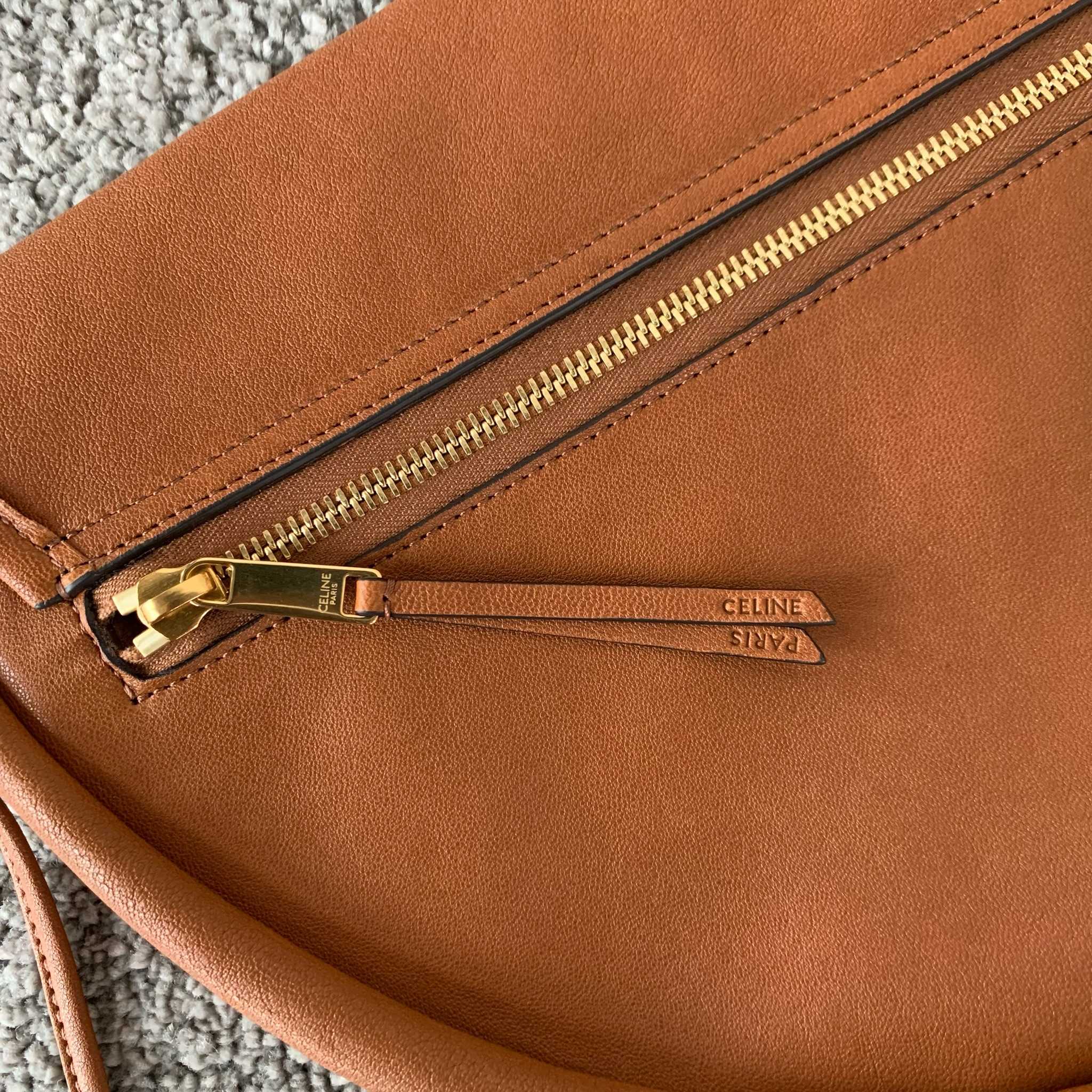 SOFT TRIOMPHE HALFMOON 手袋46X19X10厘米)羊皮革牛皮绒面革衬里金色饰面肩背