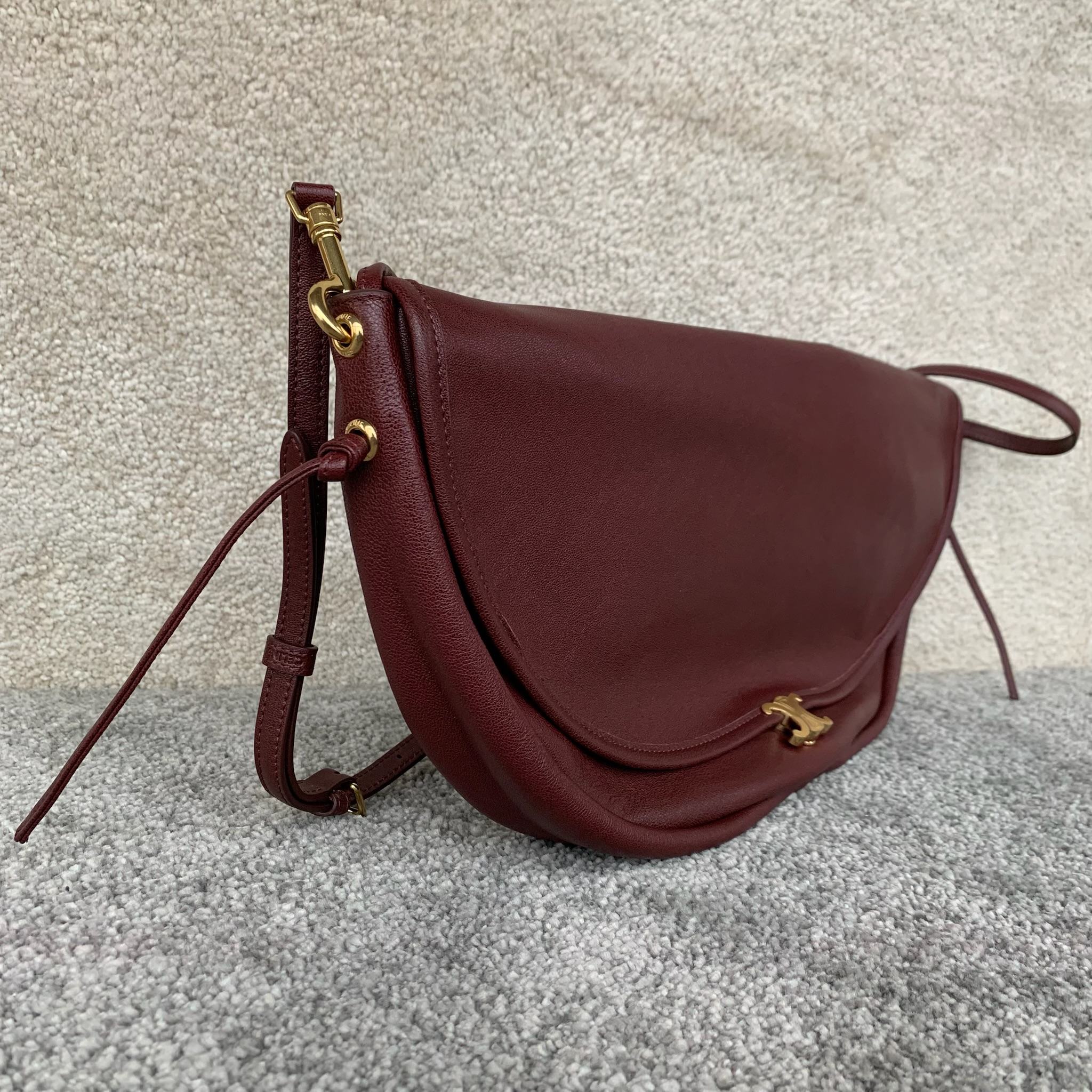 SOFT TRIOMPHE HALFMOON 手袋46X19X10厘米)羊皮革牛皮绒面革衬里金色饰面肩背