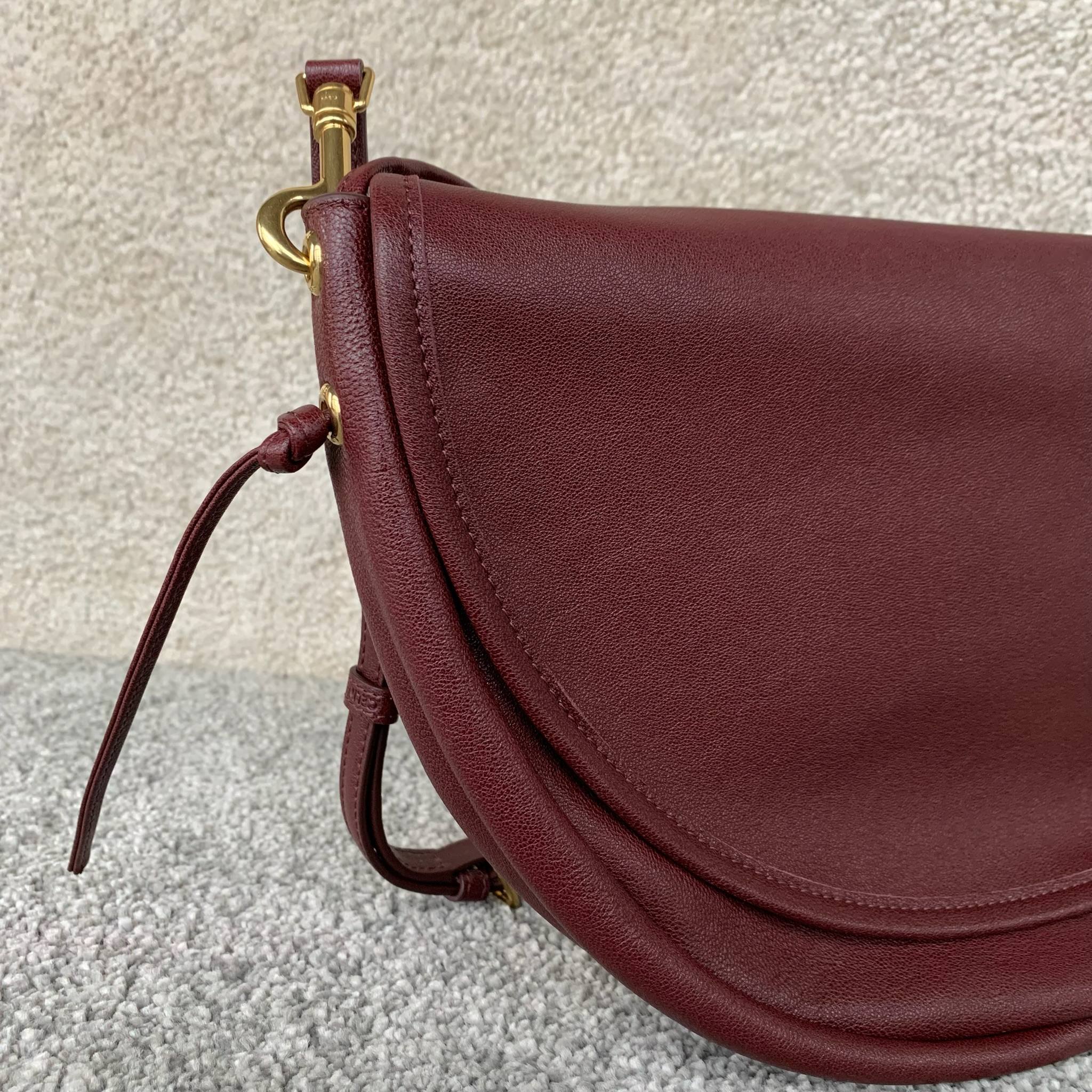 SOFT TRIOMPHE HALFMOON 手袋46X19X10厘米)羊皮革牛皮绒面革衬里金色饰面肩背