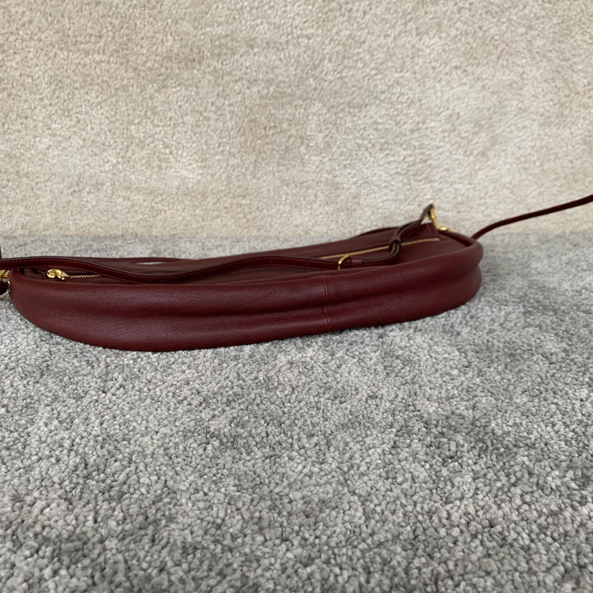 SOFT TRIOMPHE HALFMOON 手袋46X19X10厘米)羊皮革牛皮绒面革衬里金色饰面肩背