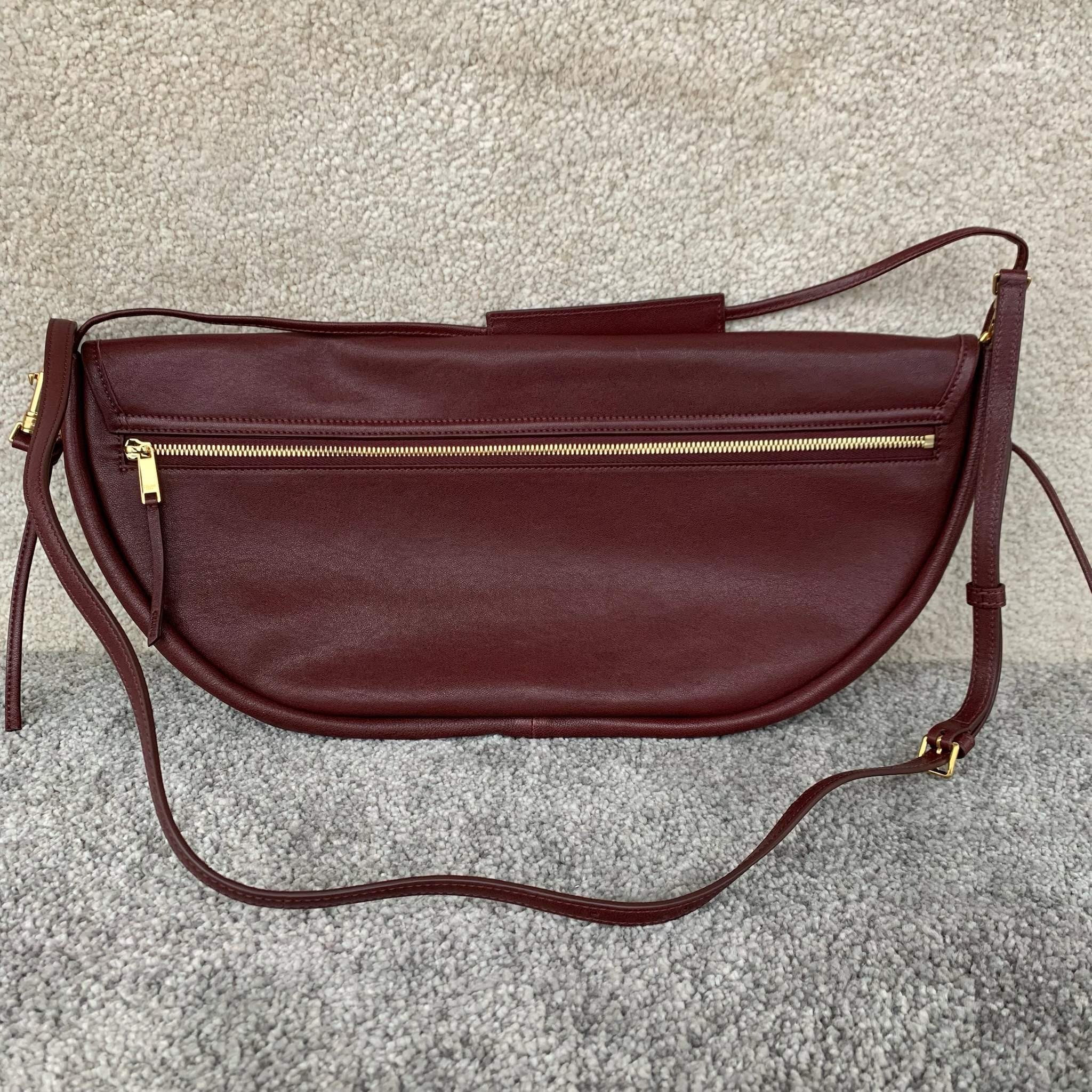 SOFT TRIOMPHE HALFMOON 手袋46X19X10厘米)羊皮革牛皮绒面革衬里金色饰面肩背