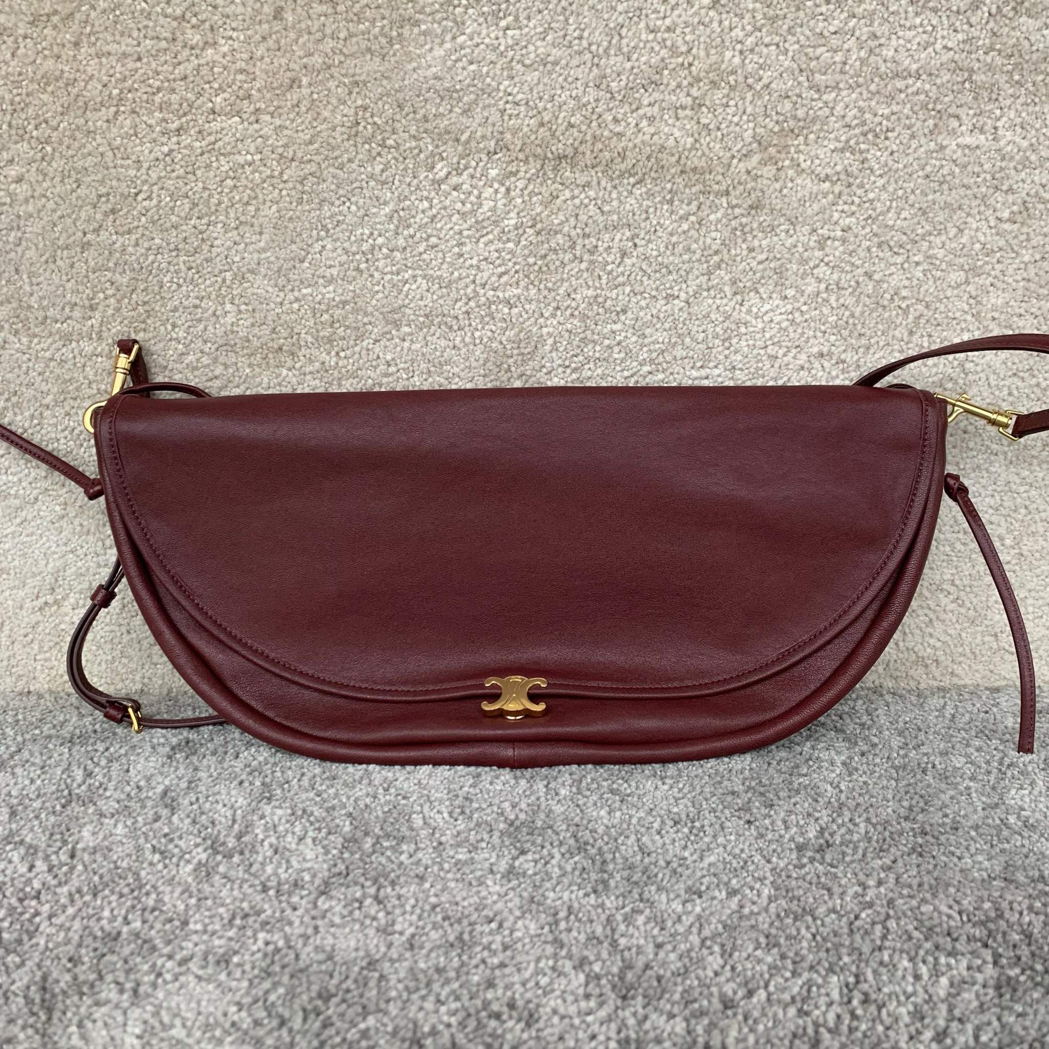 SOFT TRIOMPHE HALFMOON 手袋46X19X10厘米)羊皮革牛皮绒面革衬里金色饰面肩背