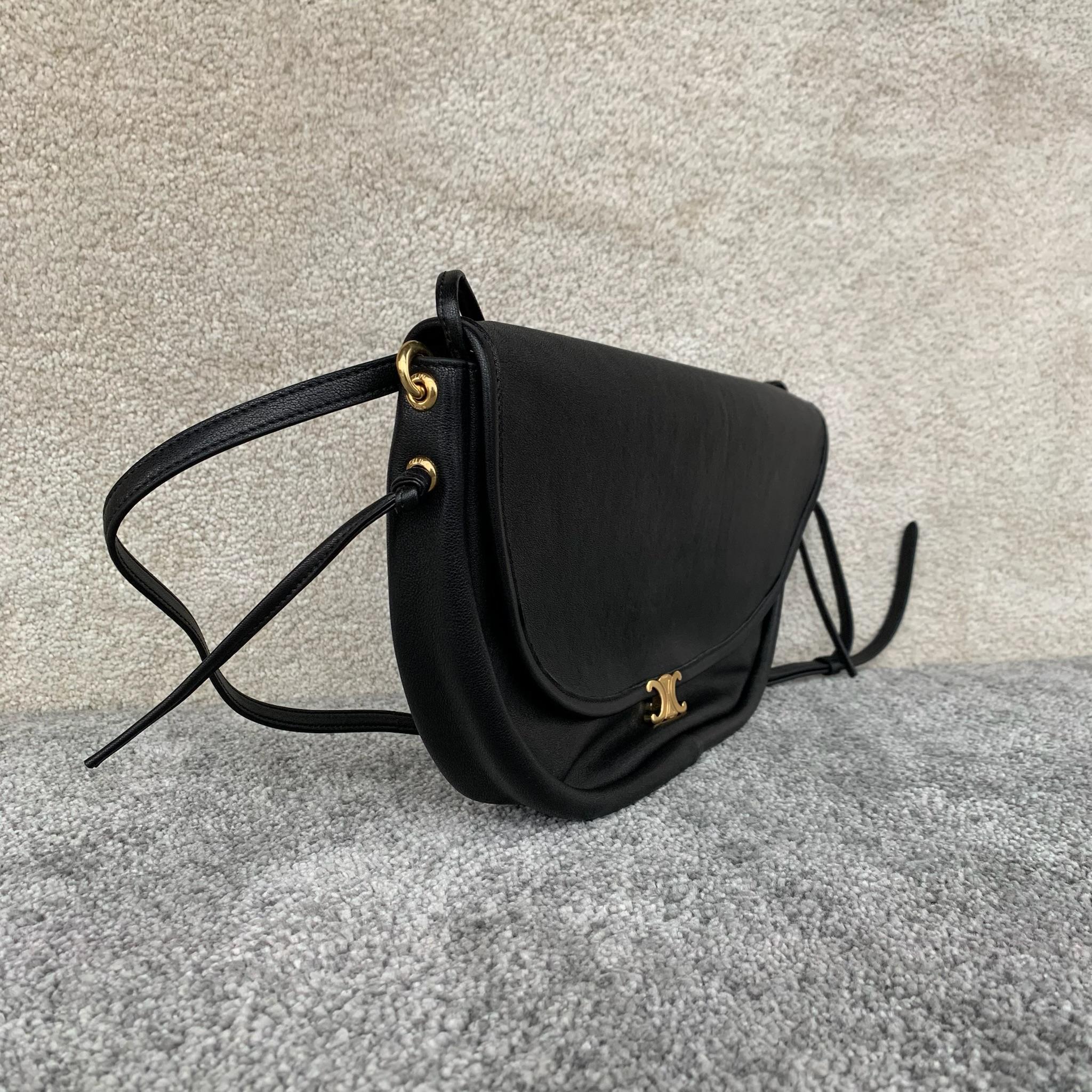 SOFT TRIOMPHE HALFMOON 手袋46X19X10厘米)羊皮革牛皮绒面革衬里金色饰面肩背