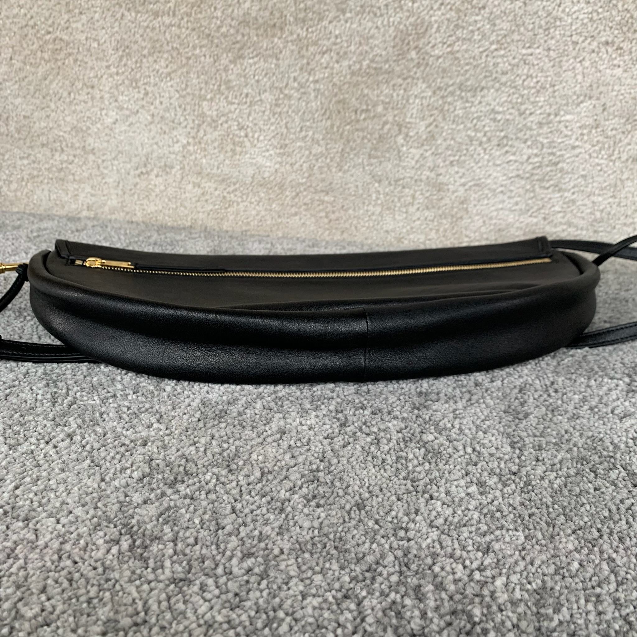 SOFT TRIOMPHE HALFMOON 手袋46X19X10厘米)羊皮革牛皮绒面革衬里金色饰面肩背