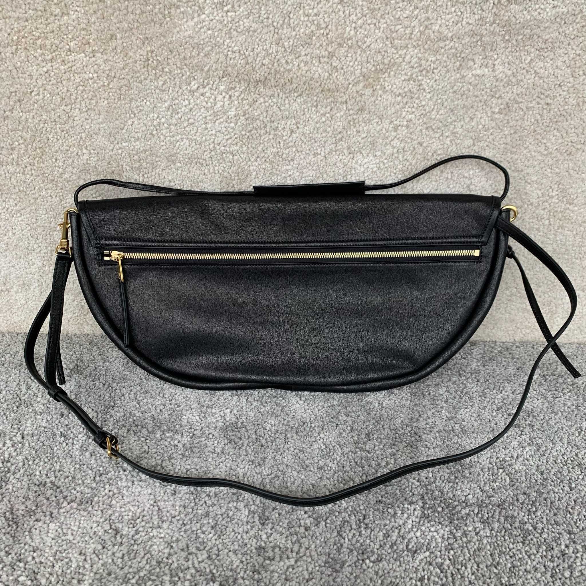 SOFT TRIOMPHE HALFMOON 手袋46X19X10厘米)羊皮革牛皮绒面革衬里金色饰面肩背