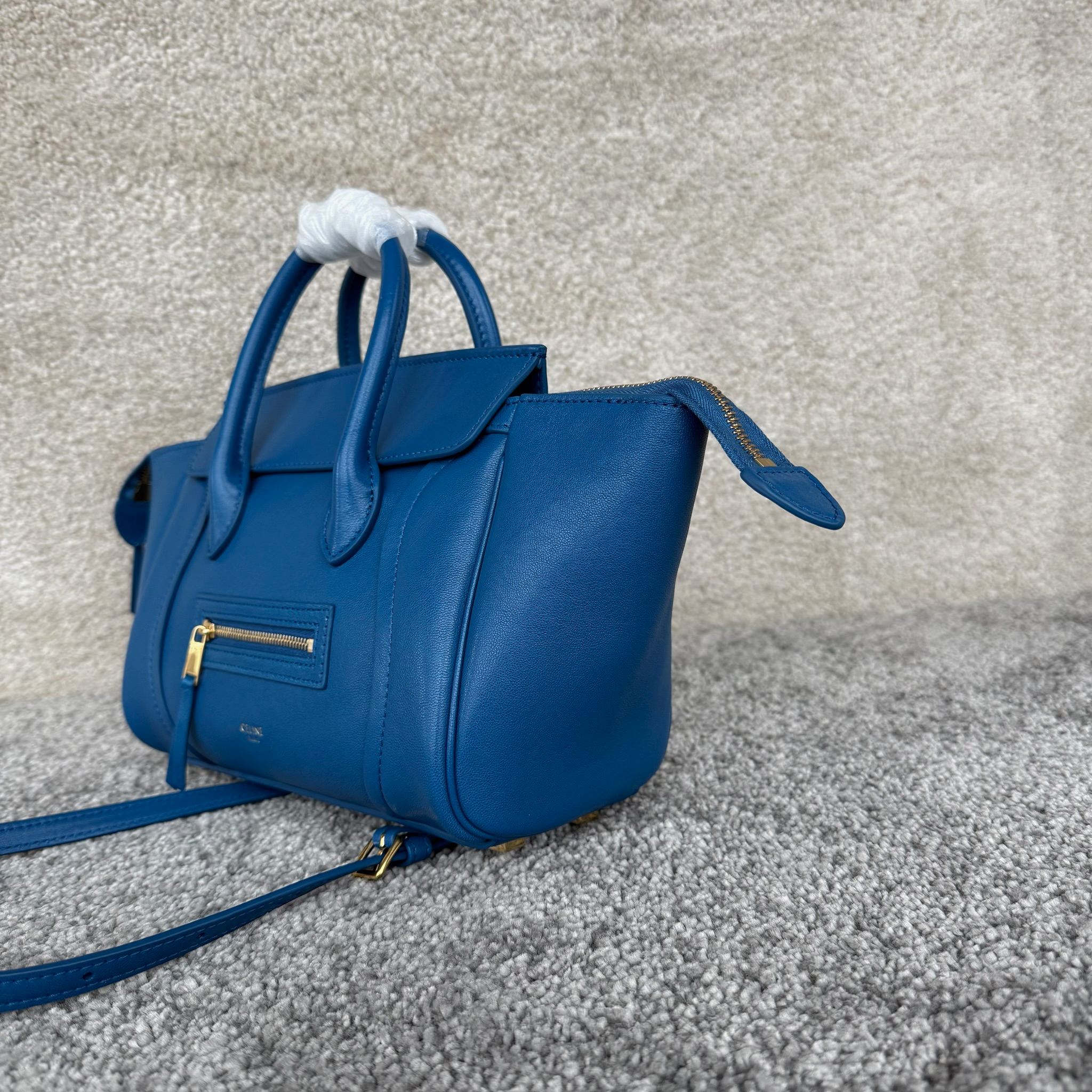 高品质原厂NEW LUGGAGE小号手袋38.5X11.5X16.5厘米)羊皮革牛剖层革衬里金色饰面手提