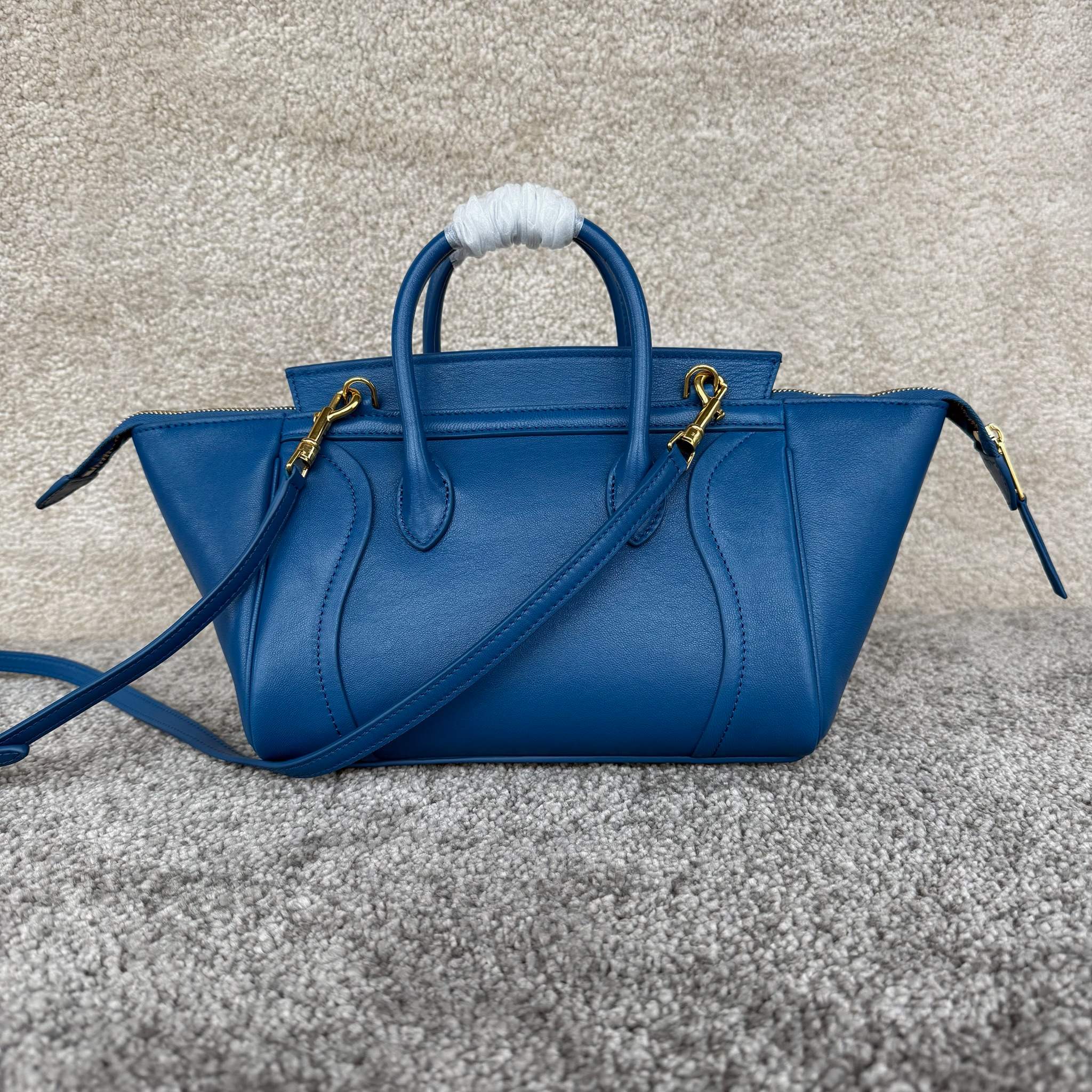 高品质原厂NEW LUGGAGE小号手袋38.5X11.5X16.5厘米)羊皮革牛剖层革衬里金色饰面手提