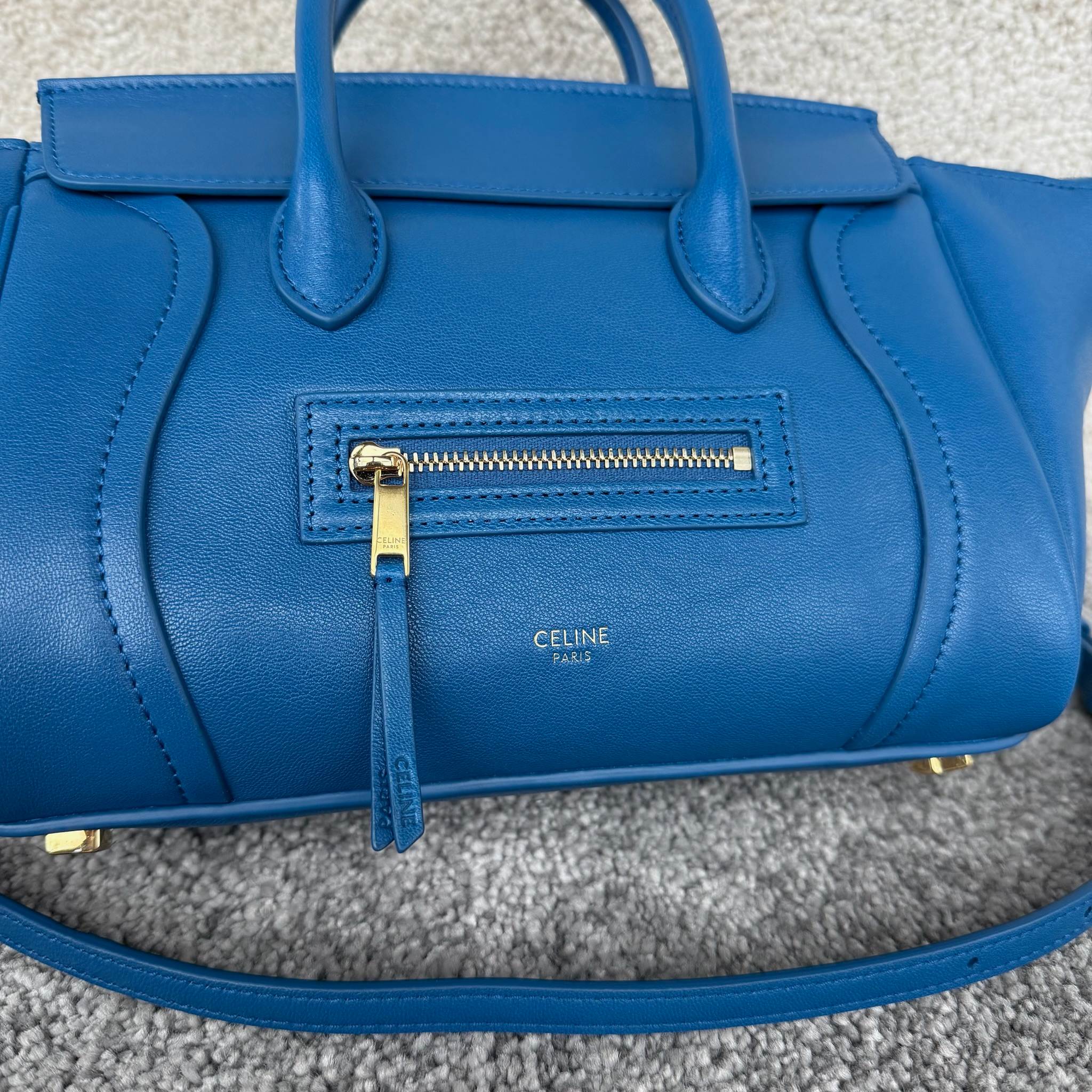 高品质原厂NEW LUGGAGE小号手袋38.5X11.5X16.5厘米)羊皮革牛剖层革衬里金色饰面手提